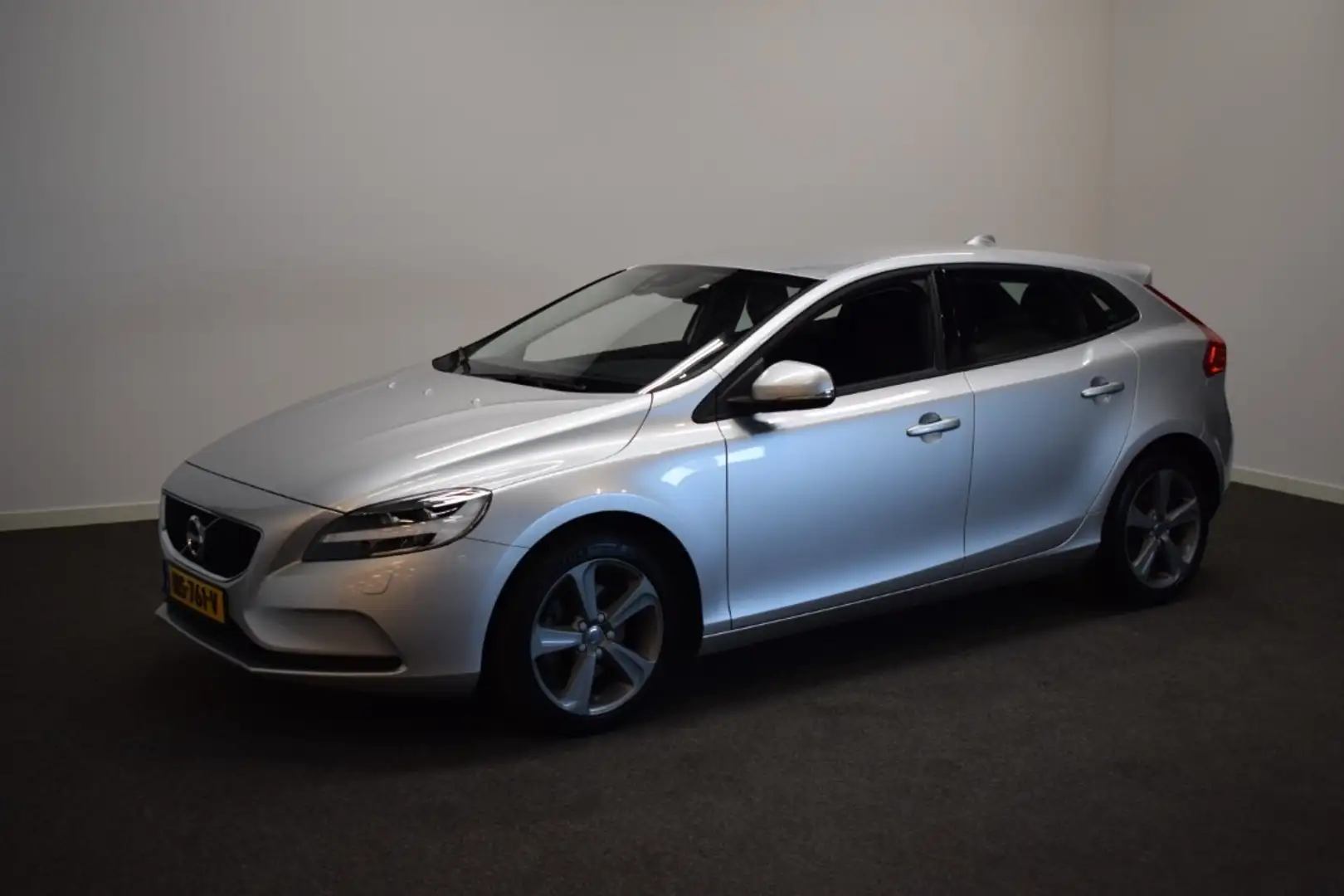Volvo V40 2.0 T3 153pk Nordic+ Trekhaak 1500kg/ Navi/ Cruise Gris - 2