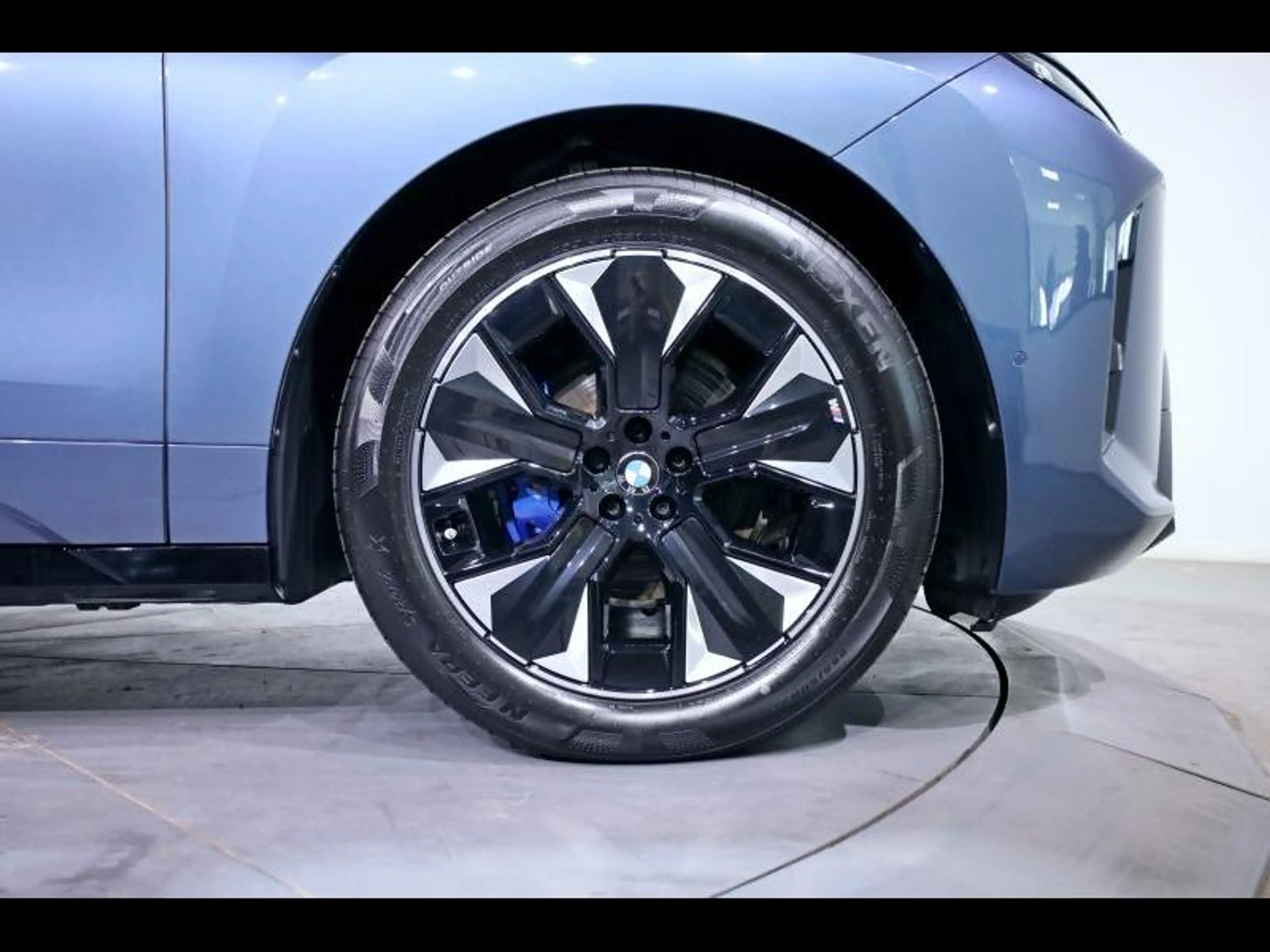 BMW iX xDrive45 Kit M Sport — photo 9