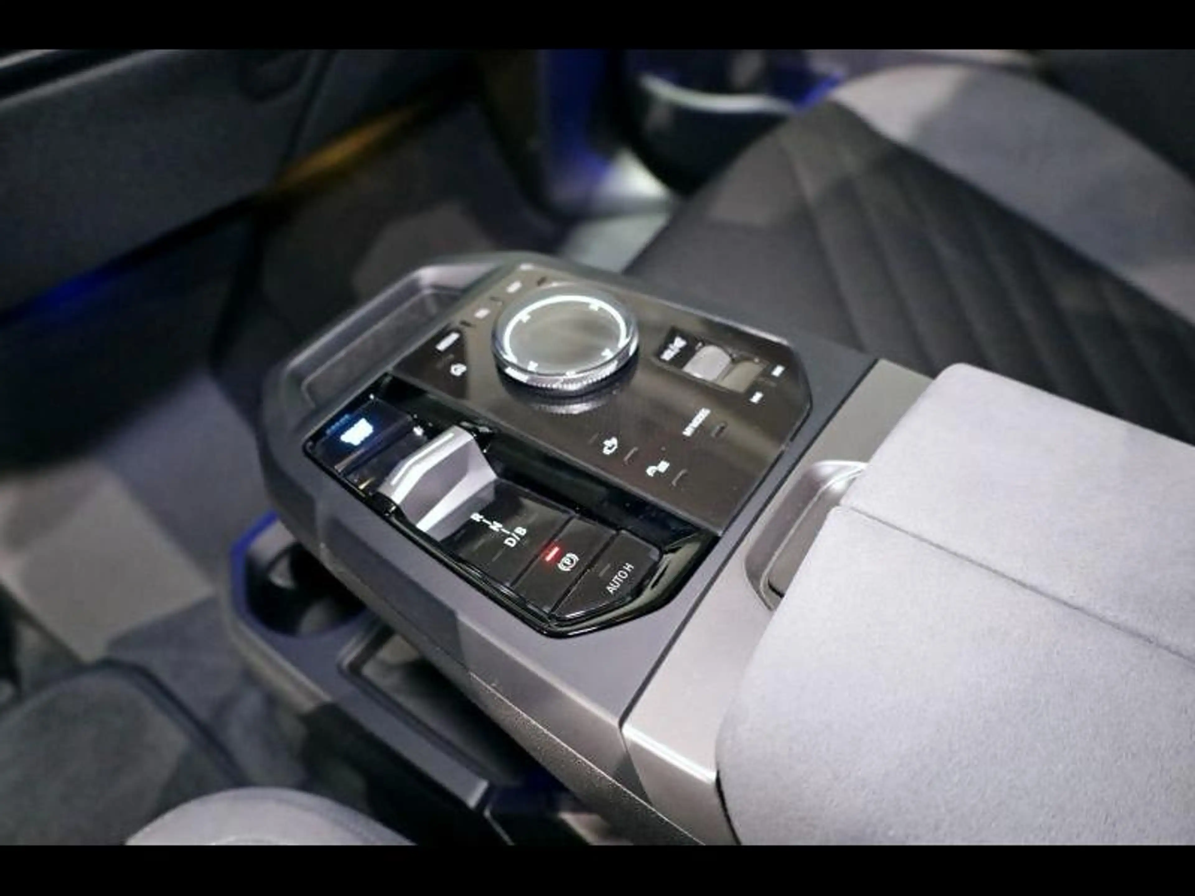 BMW iX xDrive45 Kit M Sport — photo 14