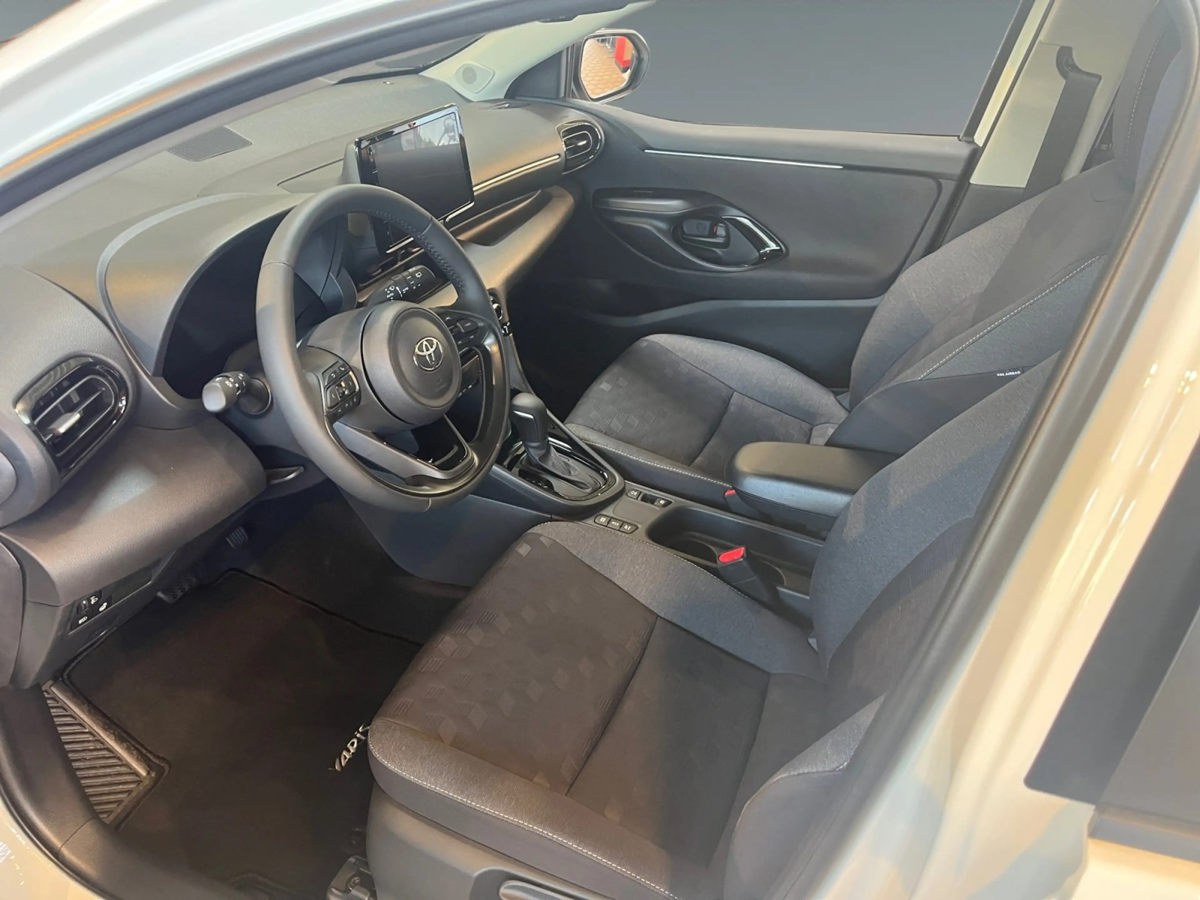 Toyota Yaris - 1.5 l Hybrid +nur Pflege + Medizin-sofort — photo 8