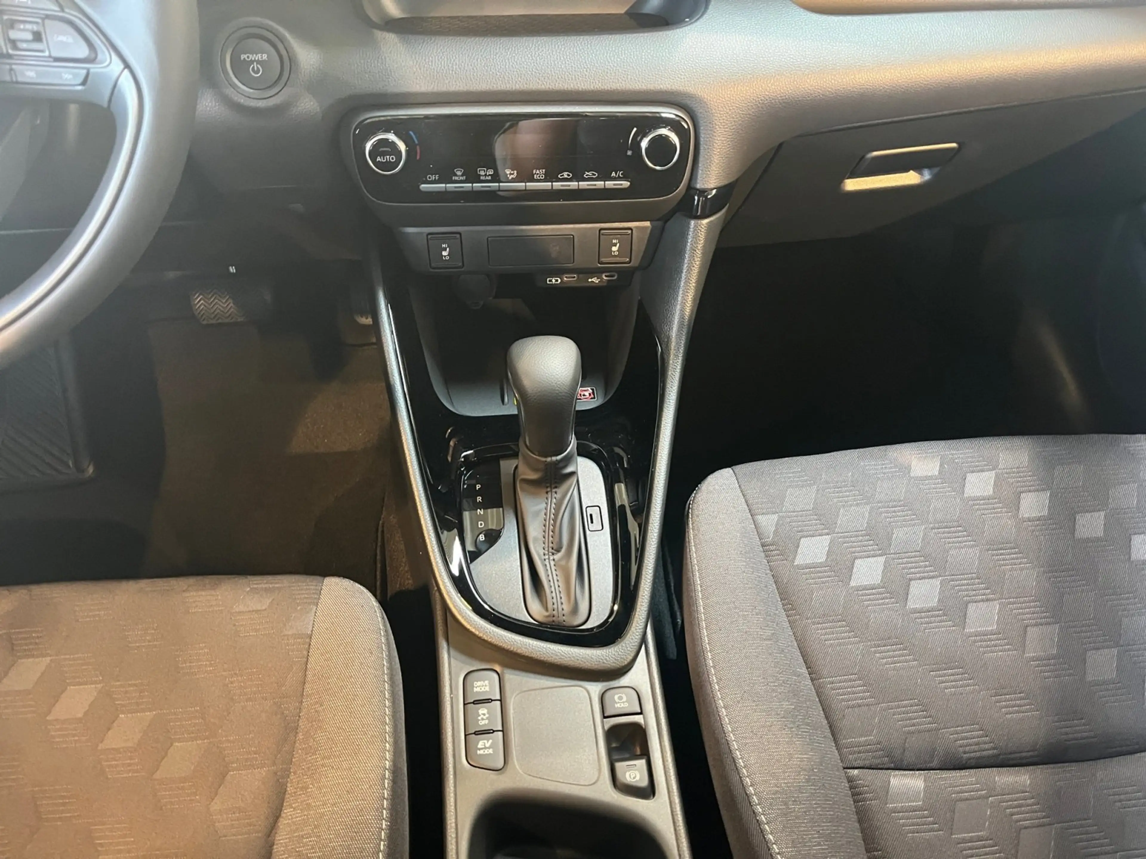 Toyota Yaris - 1.5 l Hybrid +nur Pflege + Medizin-sofort — photo 10