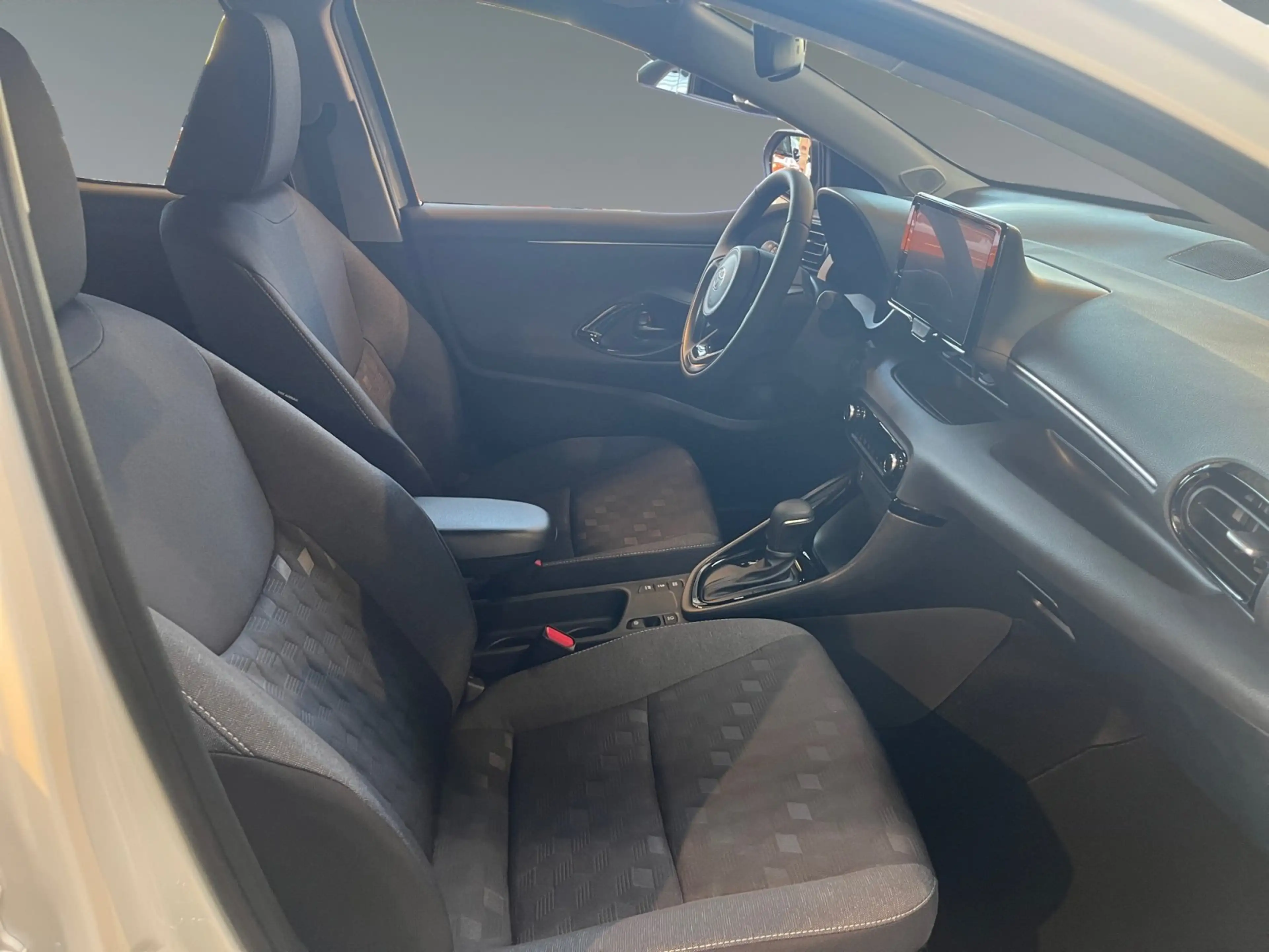 Toyota Yaris - 1.5 l Hybrid +nur Pflege + Medizin-sofort — photo 14