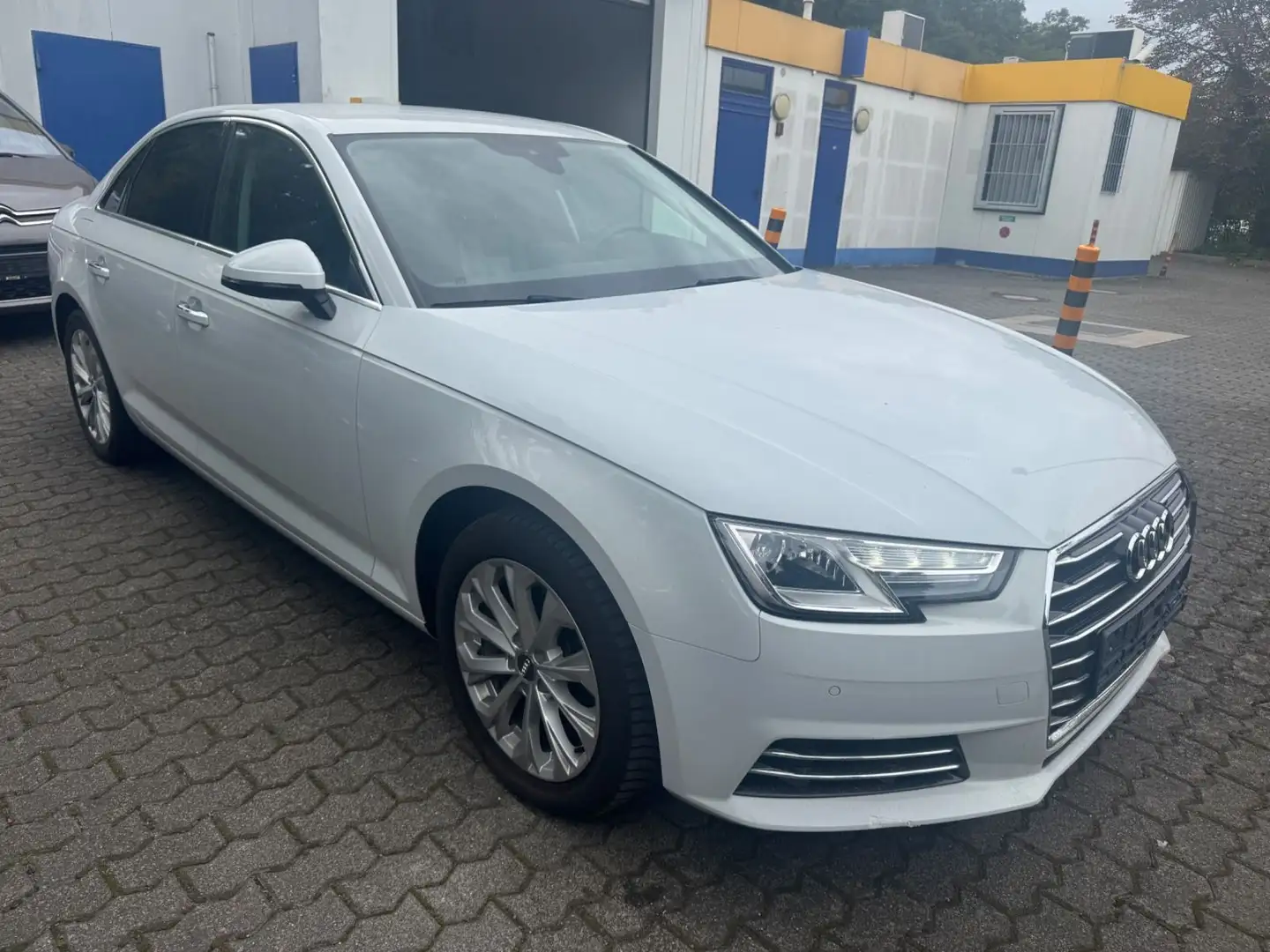 Audi A4 Lim. design Leder+Navi+Xenon Bianco - 2