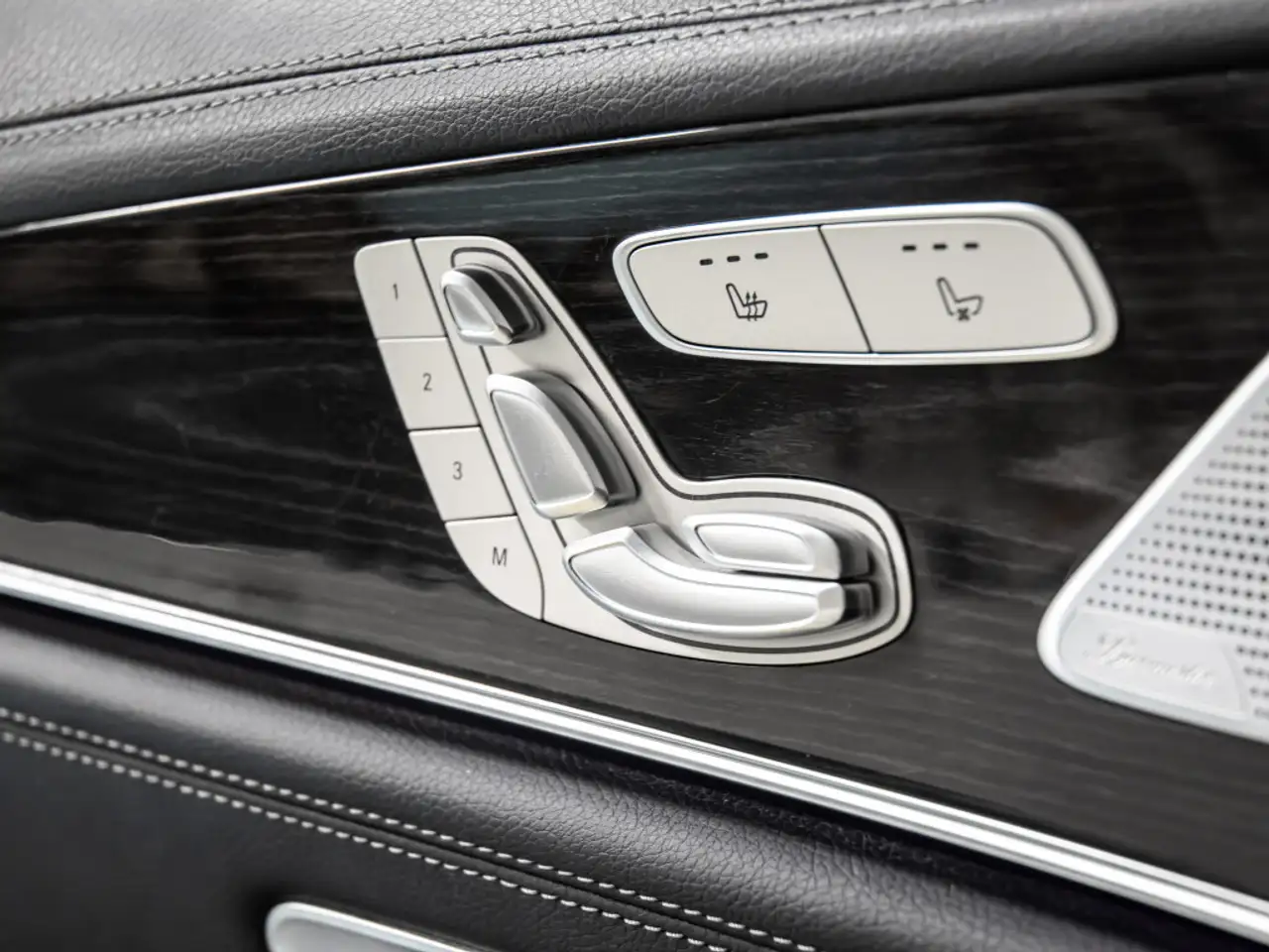 Mercedes-Benz CLS снимка Mercedes-Benz CLS