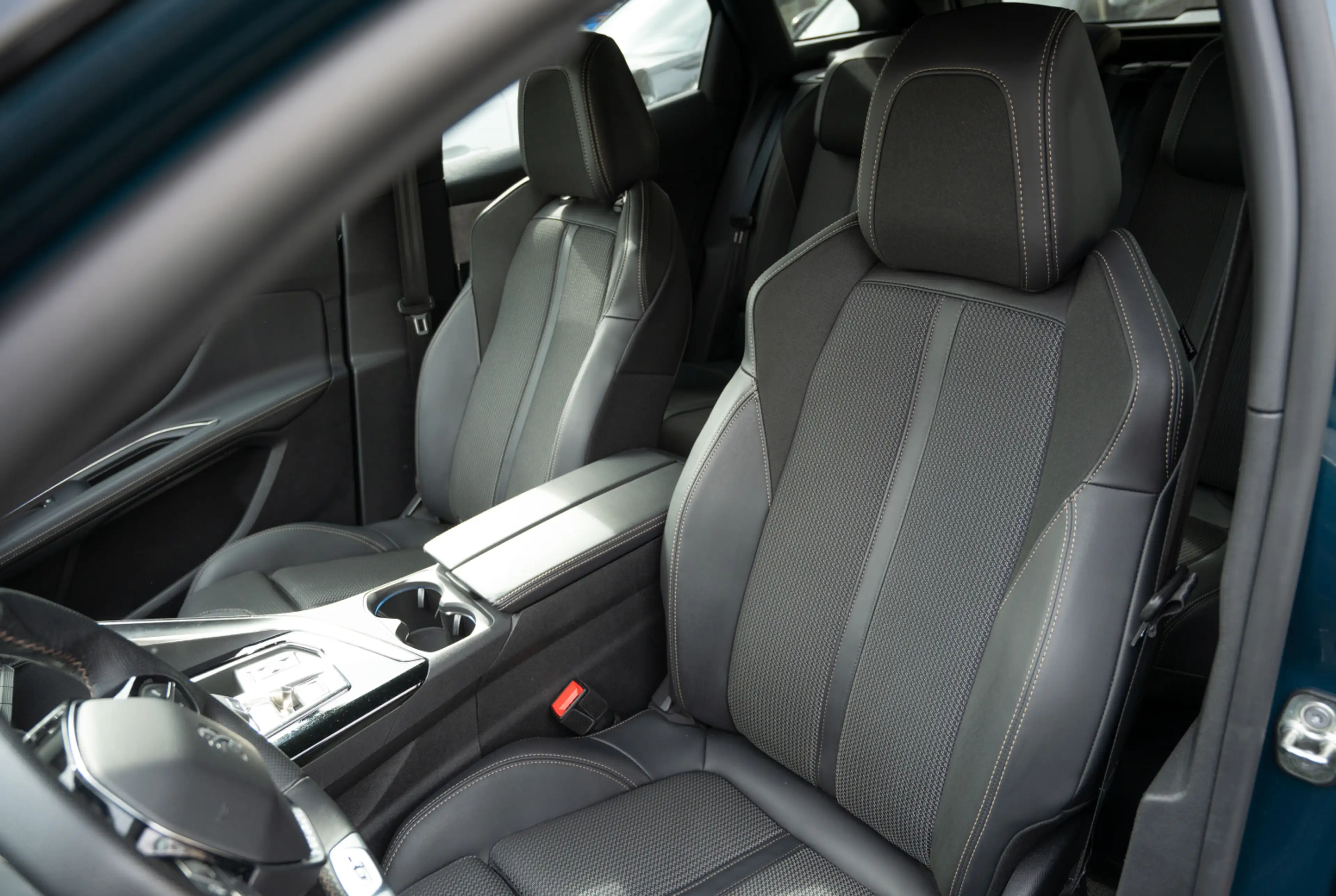 Peugeot 3008 GT1.2 PureTech 130 EAT8 *ELEKT. HECKKLAPPE*360° KAMERA* *INVENTUR-SALE* — photo 5