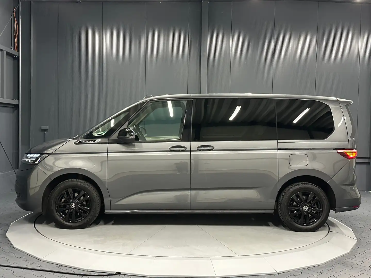 Volkswagen T7 Multivan 2.0 TDI DSG*7-SITZE*NAVI*KESSY*SHZG*PRIVACY* Grau - 2