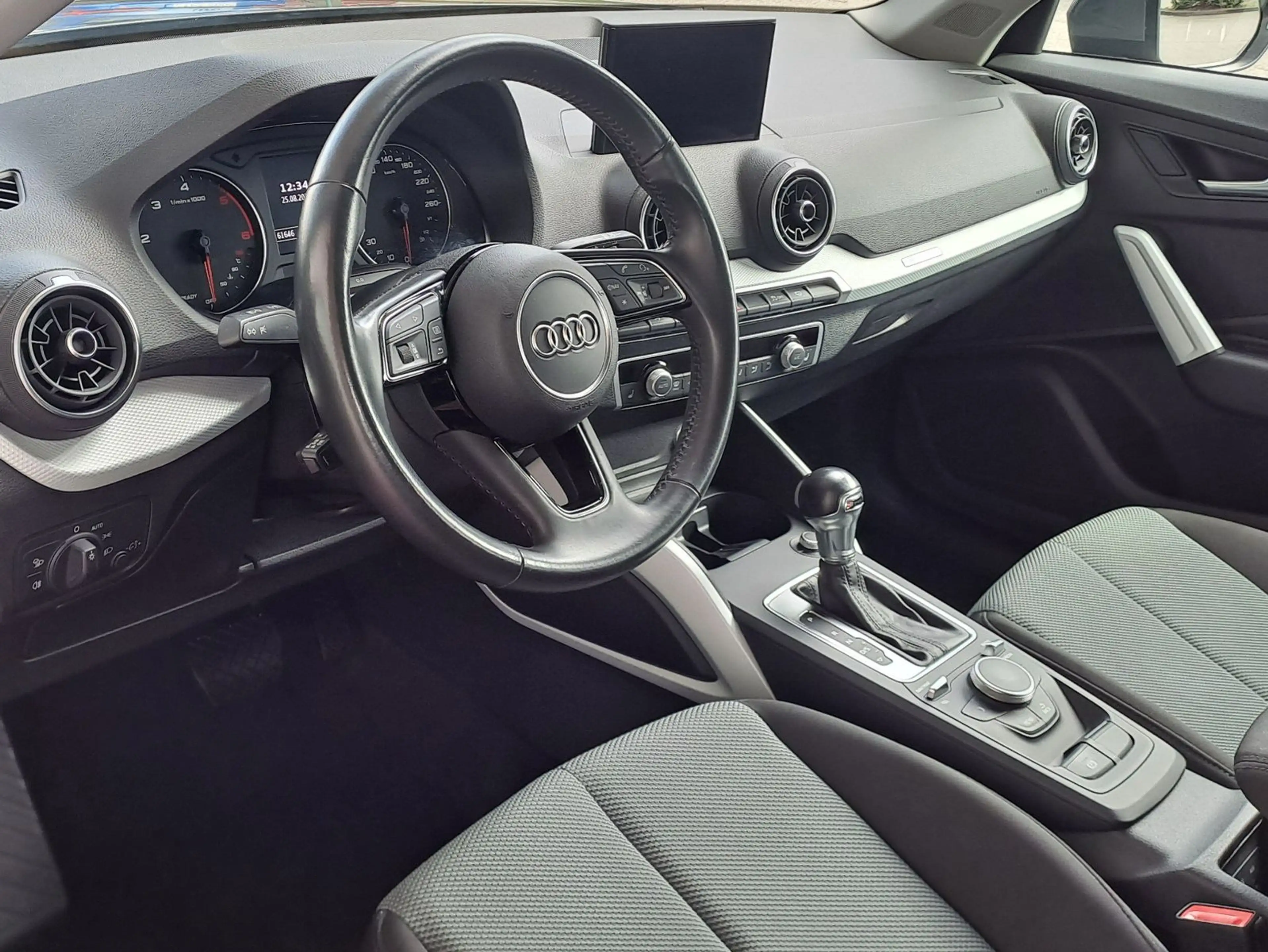 Audi Q2 30 TDI S tronic design — photo 9