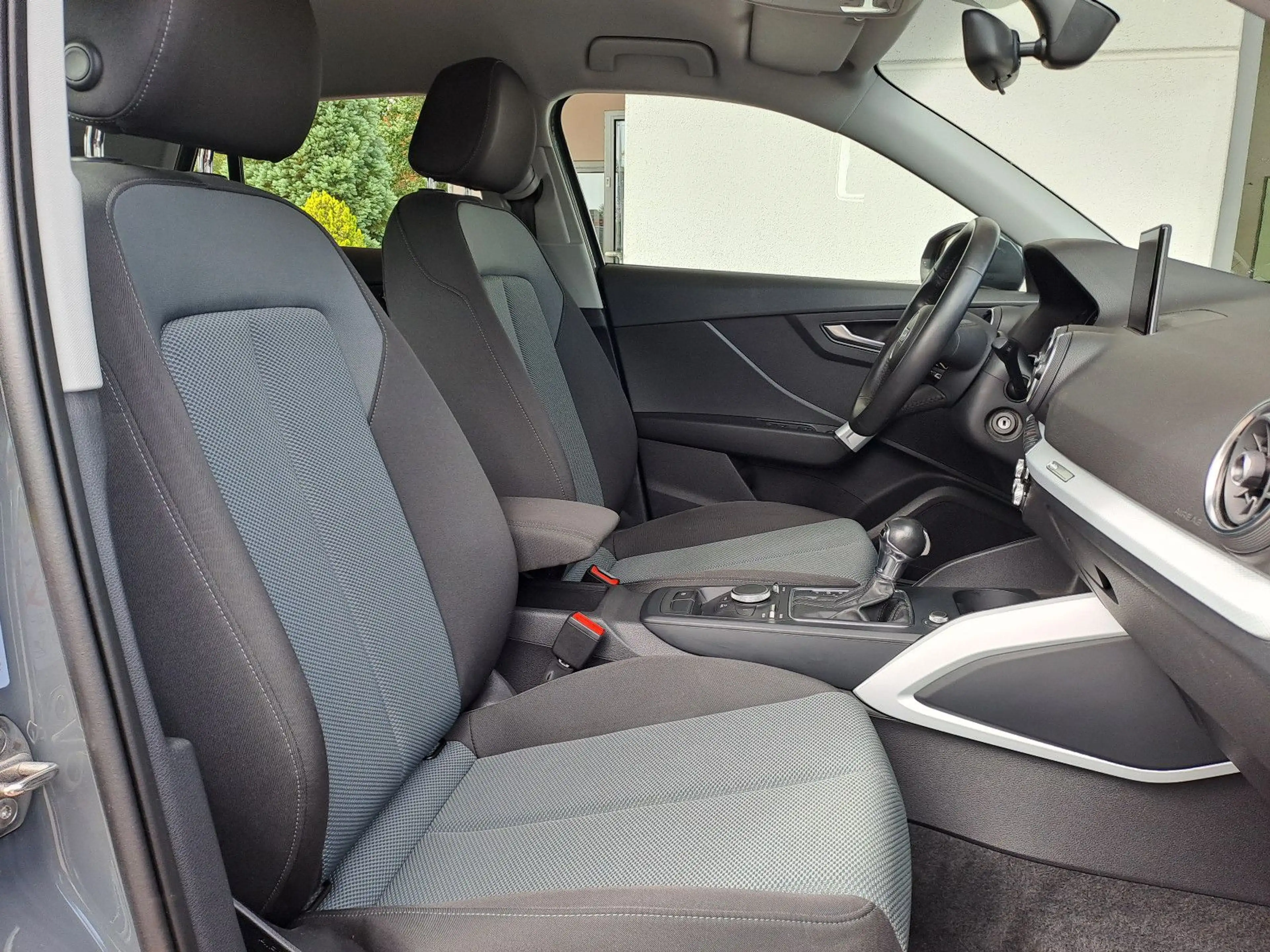 Audi Q2 30 TDI S tronic design — photo 13