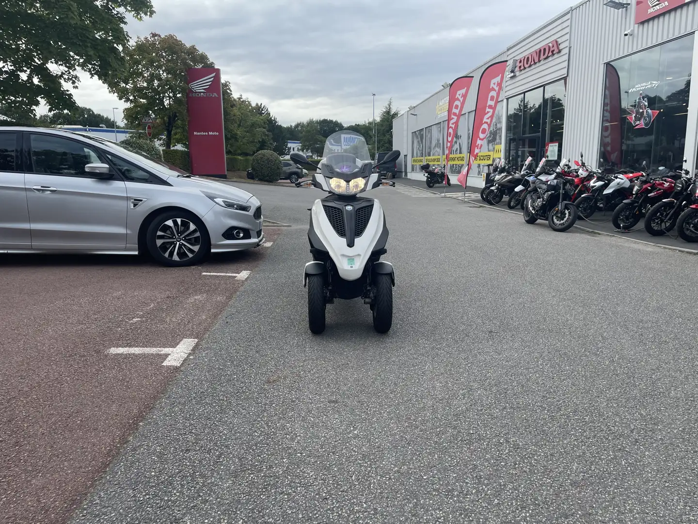 Piaggio MP3 300 Blanc - 2