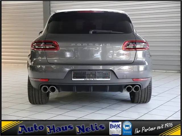 Porsche Macan view 4