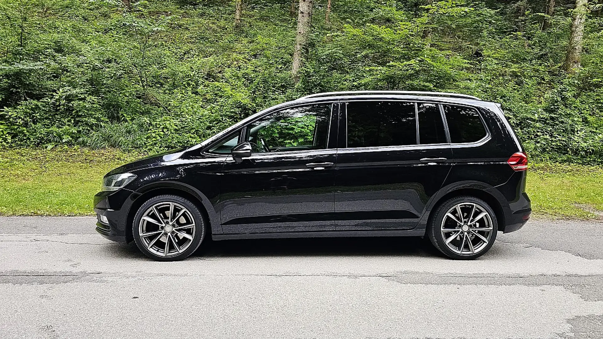 Volkswagen Touran Comfortline 1,6 SCR TDI DSG Schwarz - 2