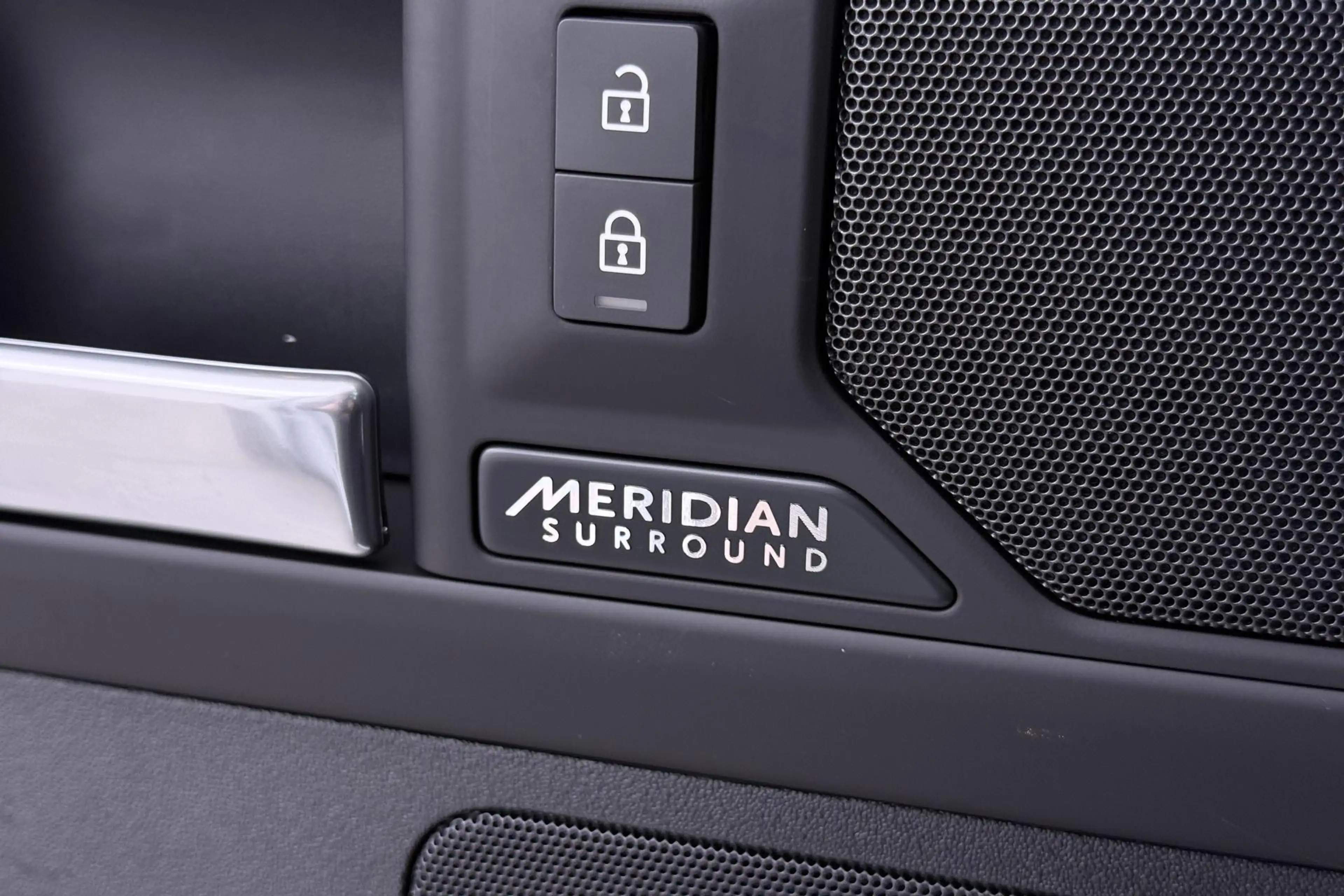 Land Rover Defender 110 P300e X-Dynamic HSE | MY26 | ClearSight | Meri — photo 13