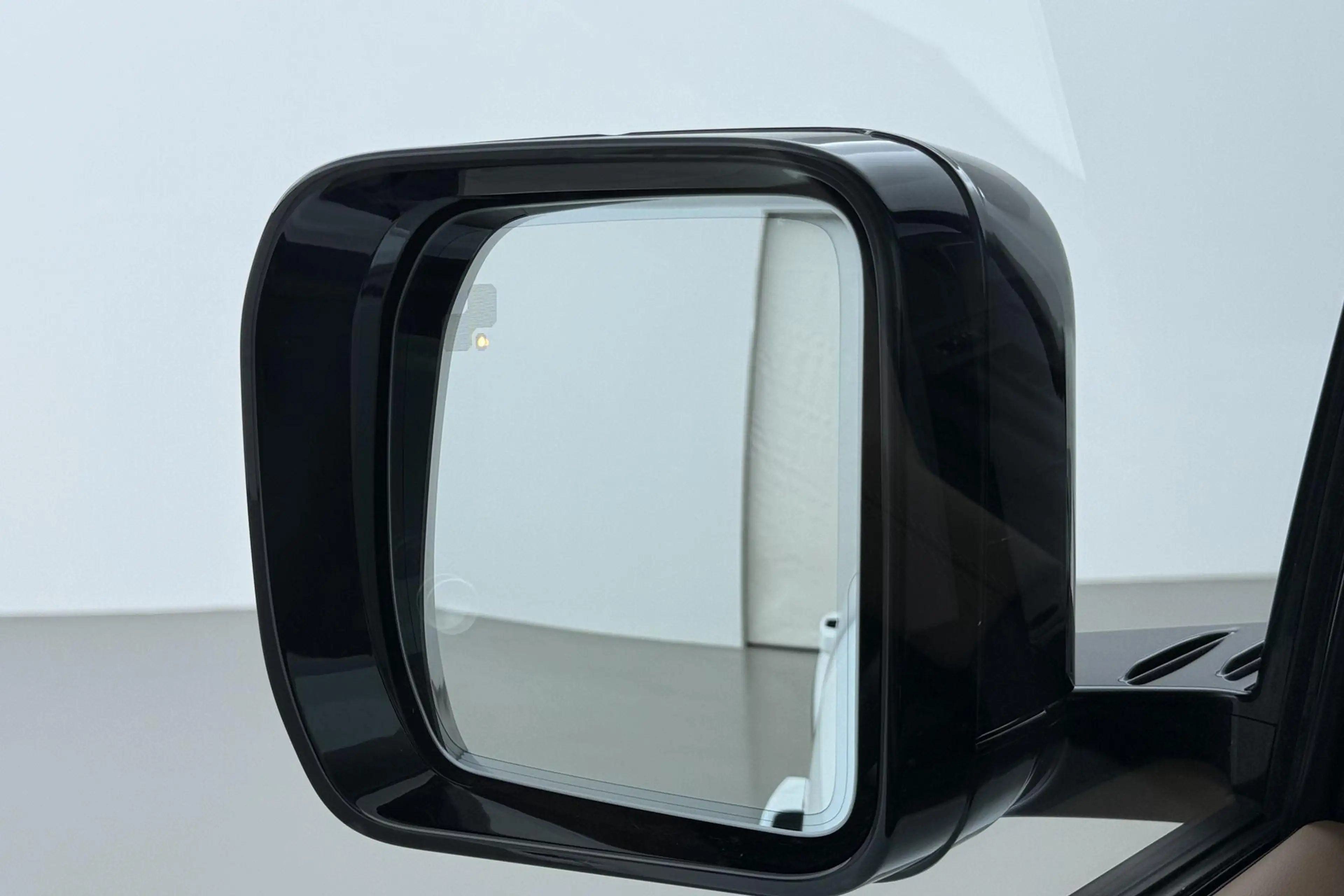 Land Rover Defender 110 P300e X-Dynamic HSE | MY26 | ClearSight | Meri — photo 42