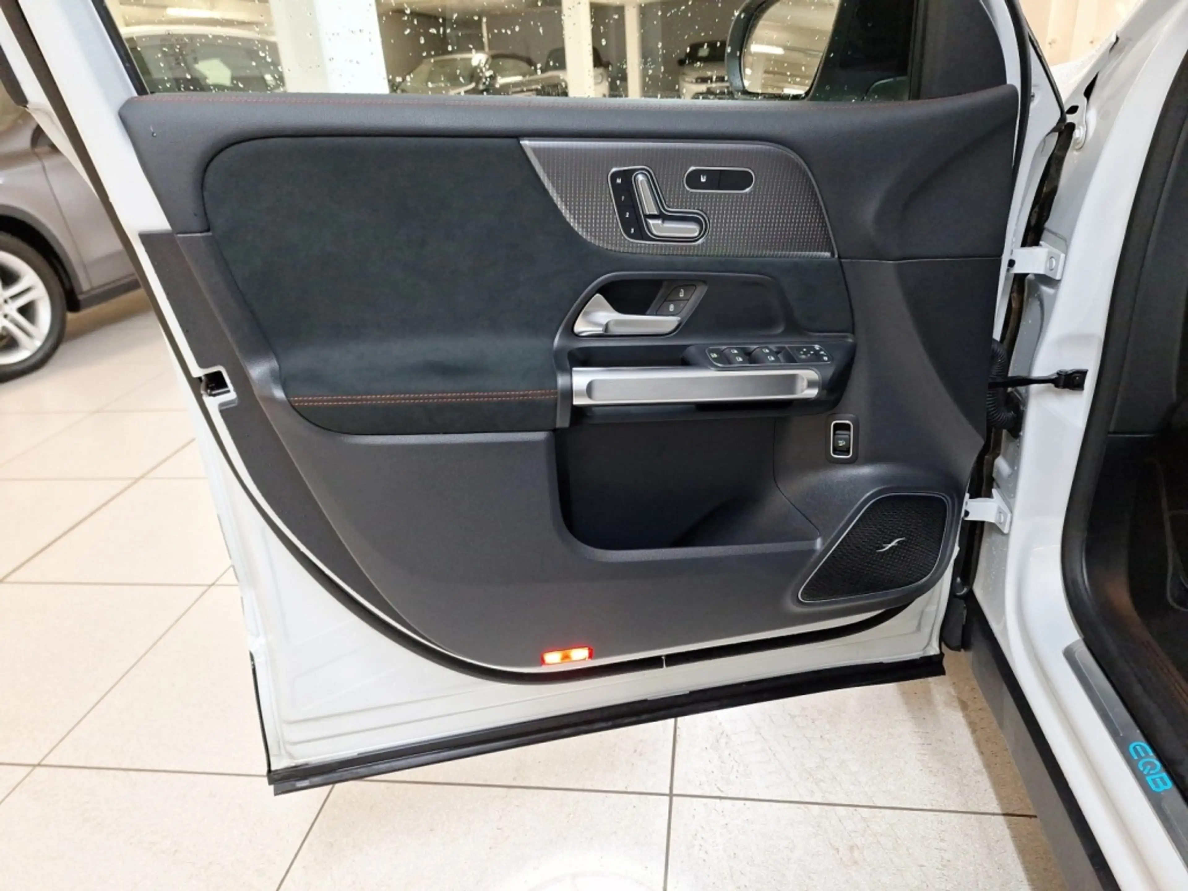 Mercedes-Benz EQB 300 4M AMG Night Pano 19" 360° Keyless LED — photo 10