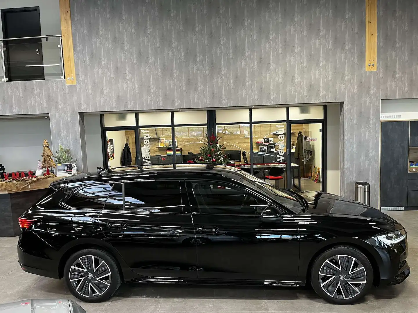 Skoda Superb Combi iV Sportline TSI DSG 5JG Kam Noir - 2