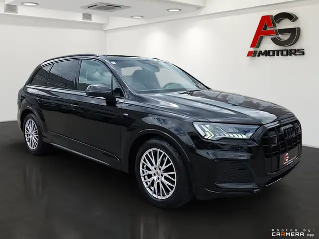 Audi Q7 view 4