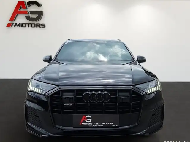 Audi Q7 view 3