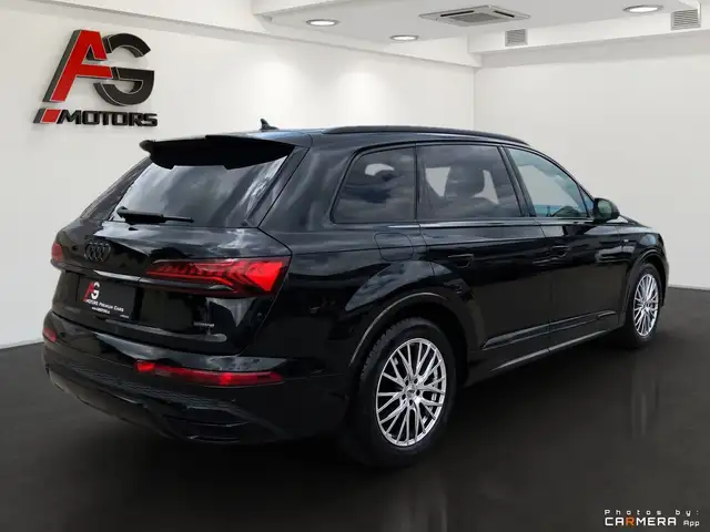 Audi Q7 view 6