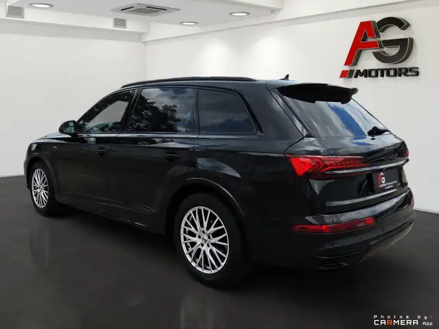 Audi Q7 view 8