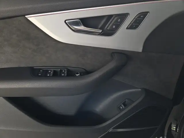 Audi Q7 view 15