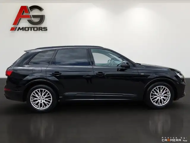 Audi Q7 view 5