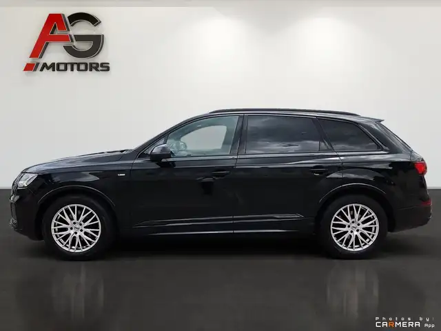 Audi Q7 view 9