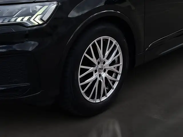 Audi Q7 view 11