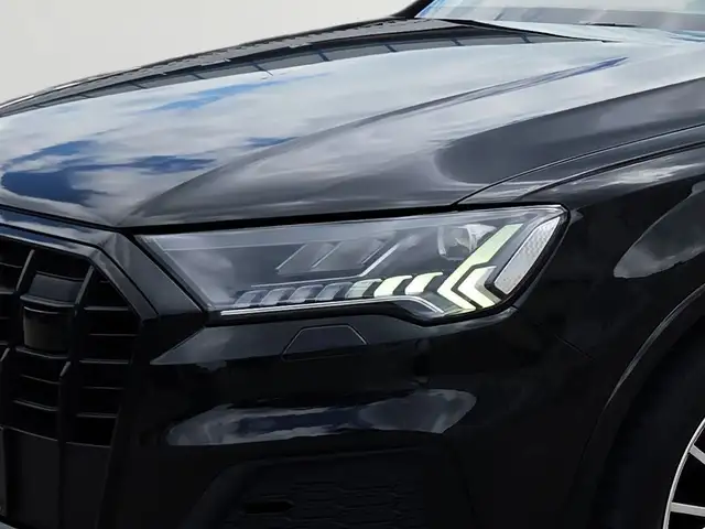 Audi Q7 view 10