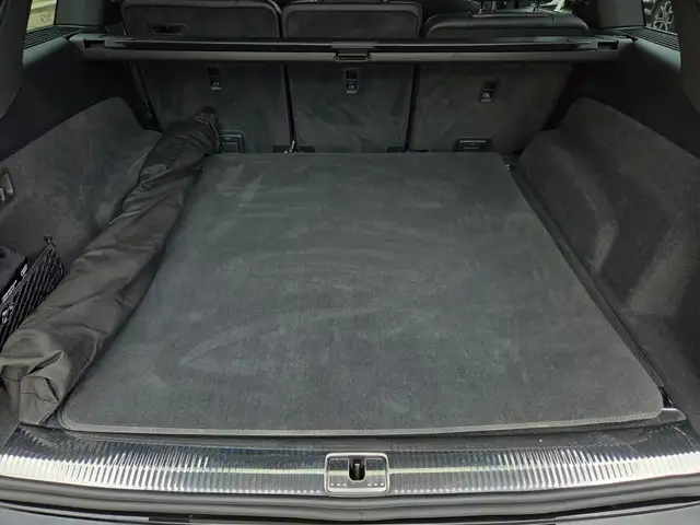 Audi Q7 view 12