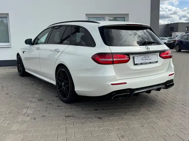 Mercedes-Benz Amg E 63 view 5