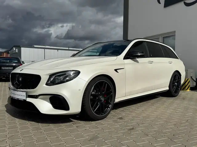 Mercedes-Benz Amg E 63 view 3