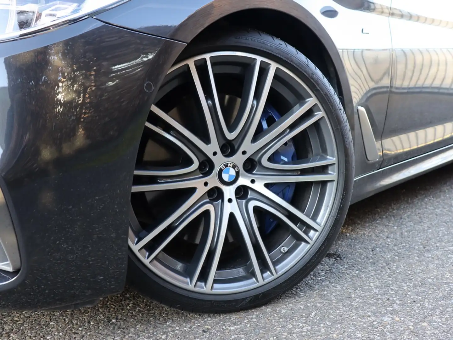 BMW M550 5-serie M550i xDrive High Executive dealer O.H., B Grau - 2