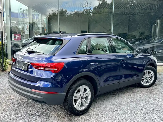 Audi Q3 view 5