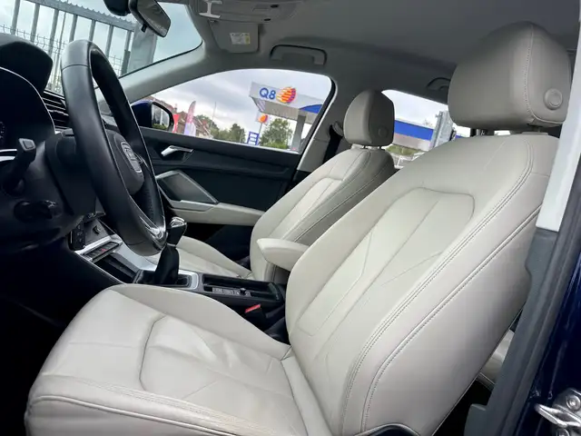 Audi Q3 view 8