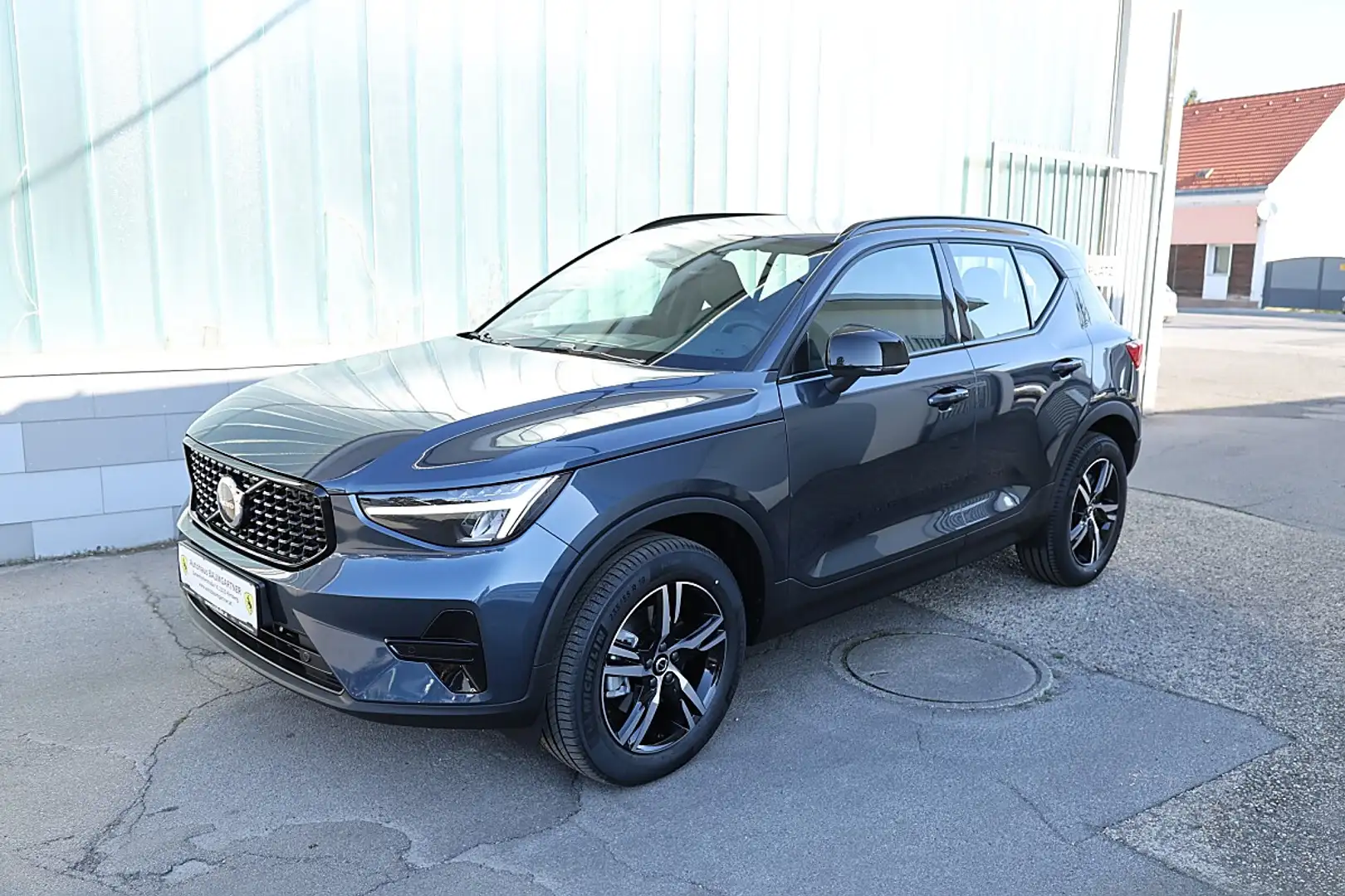 Volvo XC40 B3 Plus Dark Aut. Blau - 2
