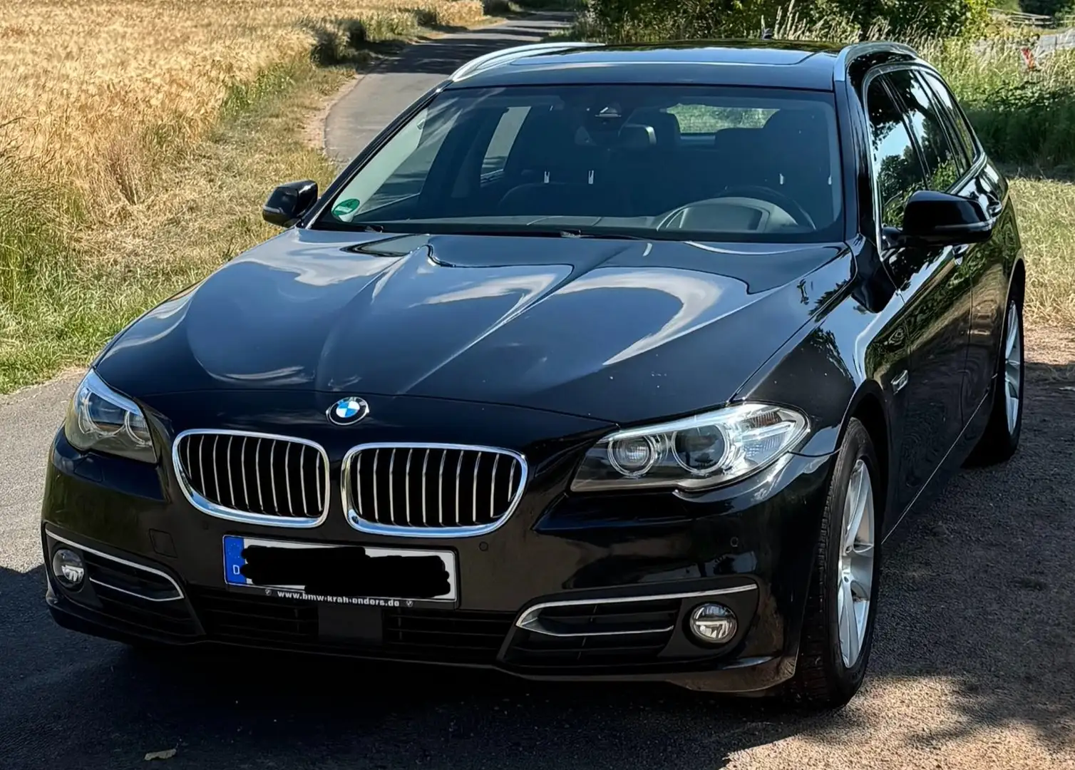 BMW 530 530d Touring Aut. Luxury Line Zwart - 1
