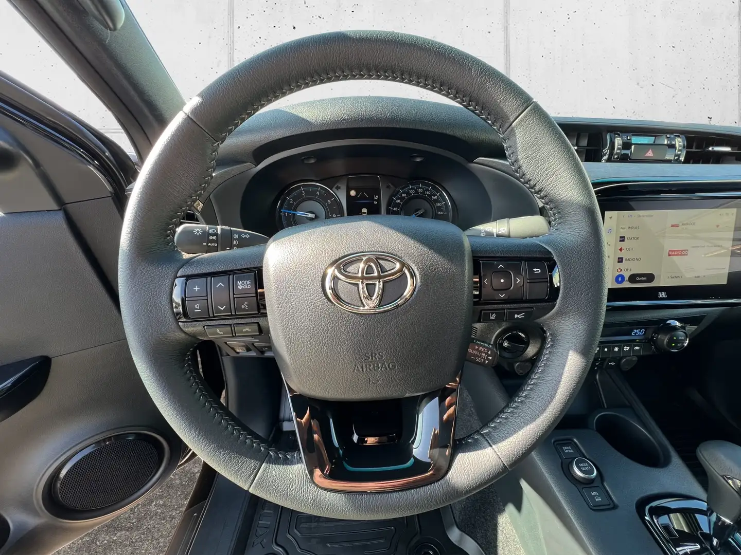 Toyota Hilux DK AWD 2,8 Mild-Hybrid 6-Aut. Invincible 4t. Schwarz - 2