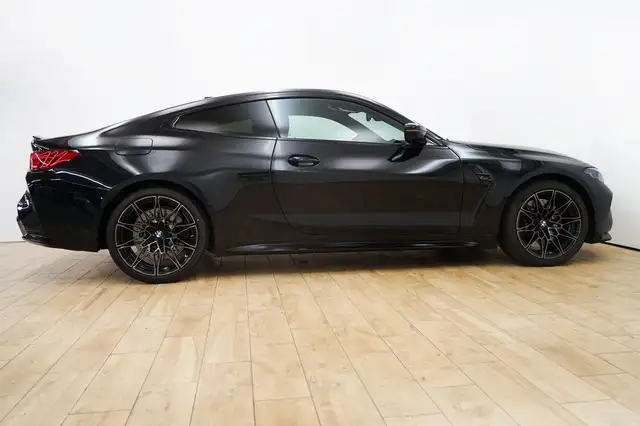 BMW M4 view 6