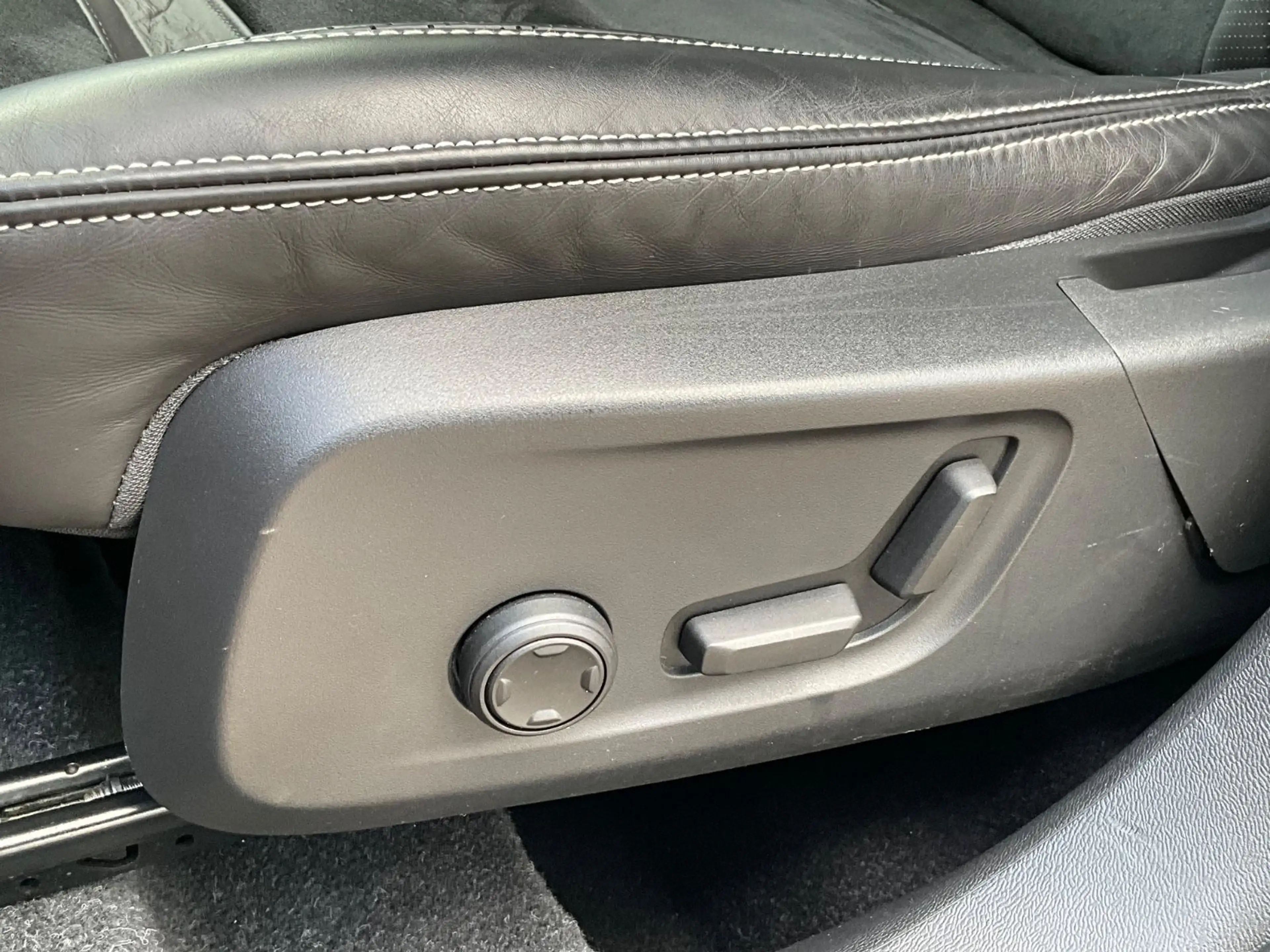 Volvo XC40 D4 AWD R Design — photo 10