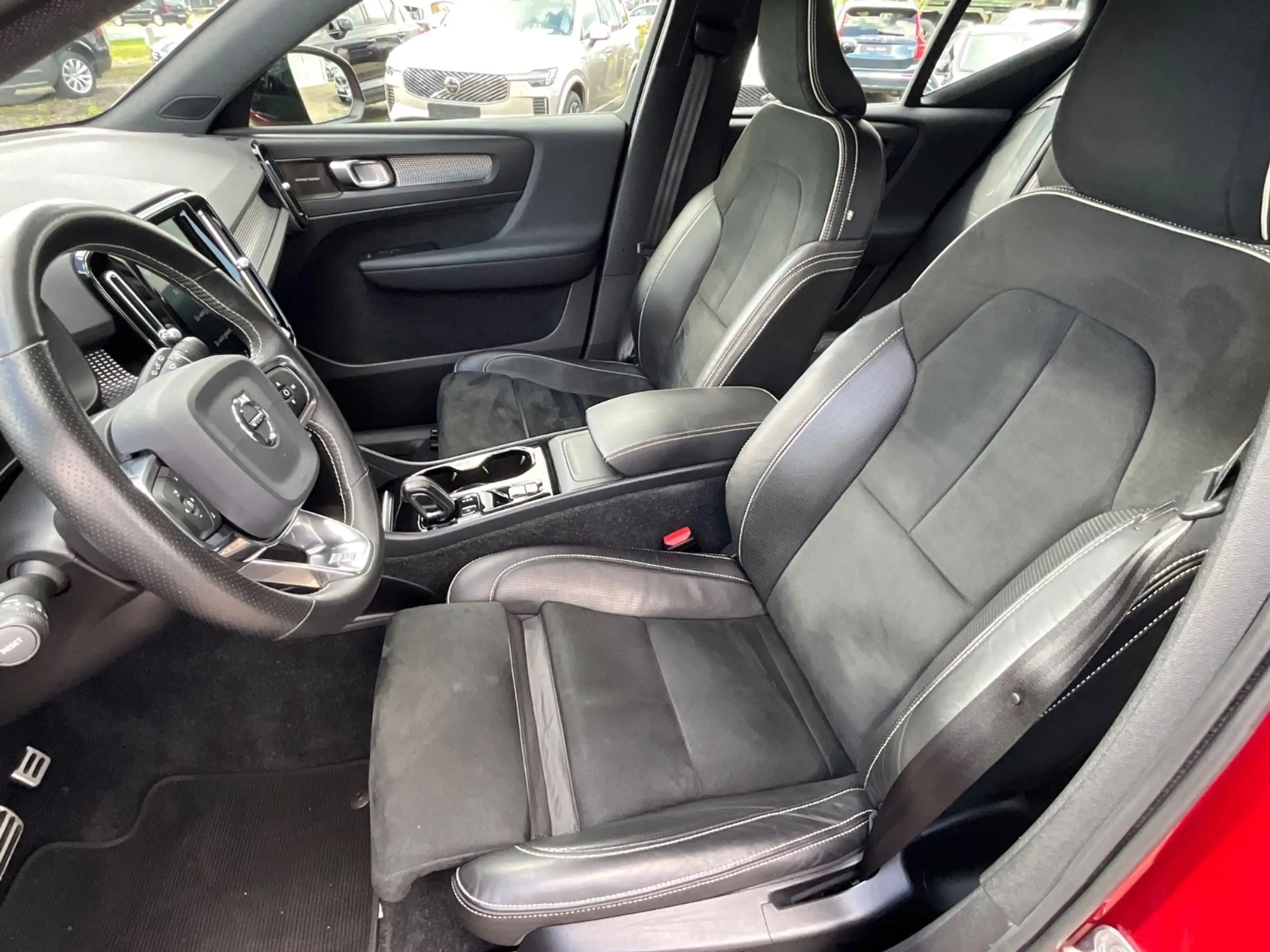 Volvo XC40 D4 AWD R Design — photo 11