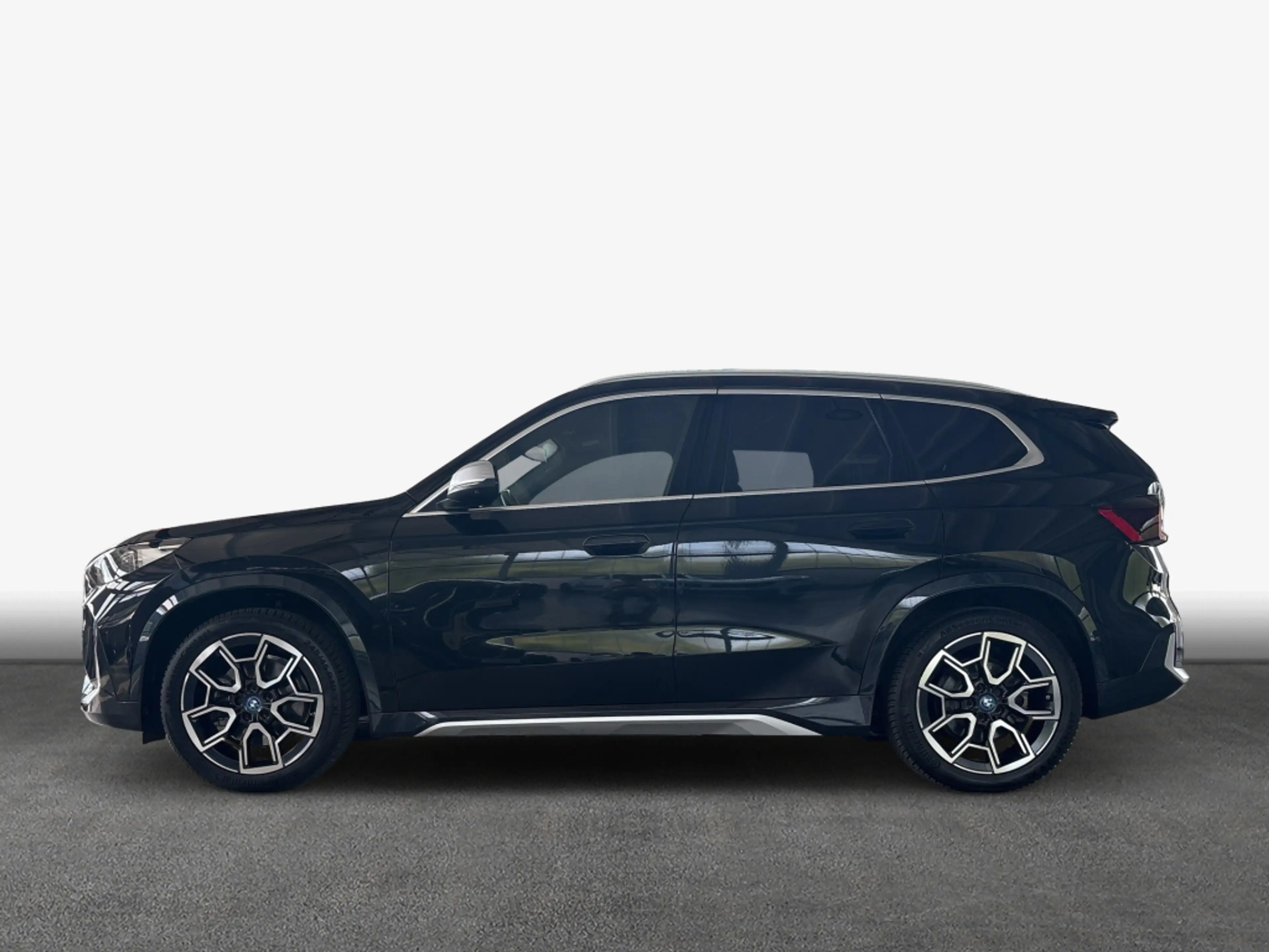 BMW iX1 xDrive30 xLine LED* Head-Up* AHK* — photo 6