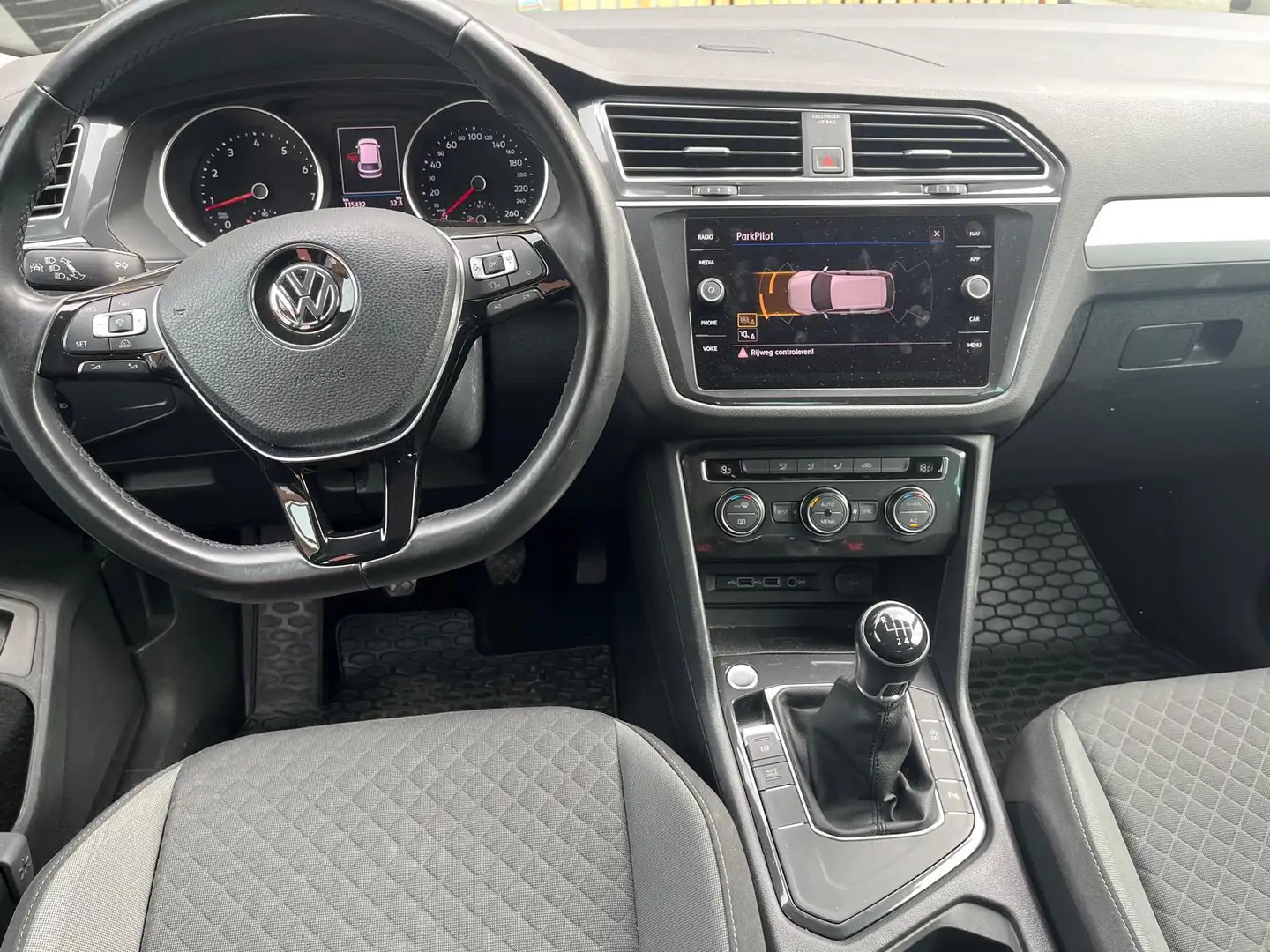 Volkswagen Tiguan 1.4 TSI ComfortLine App-Connect Grijs - 2