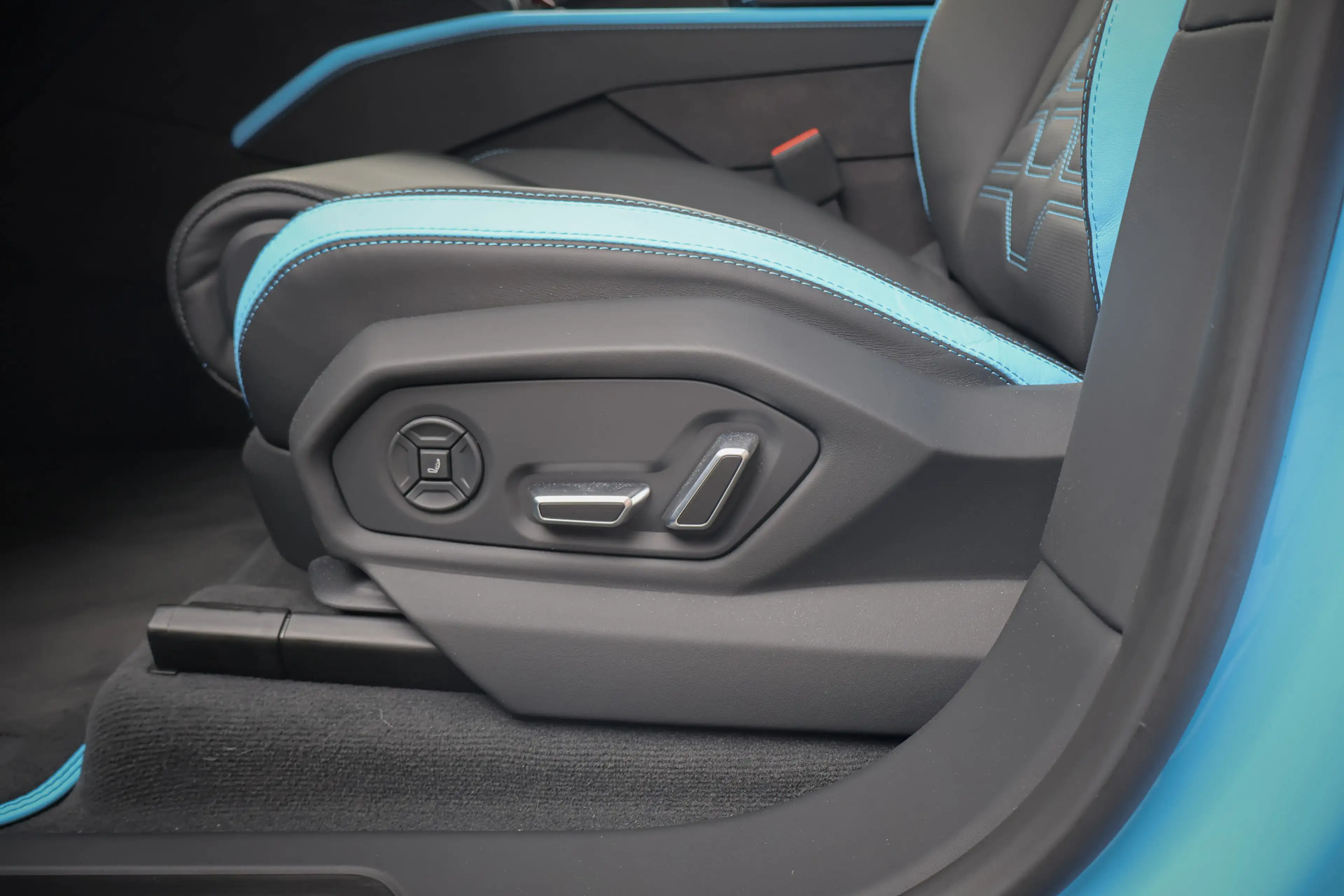 Lamborghini Urus 4.0 V8 Hybrid SE | ADPATIVE | AKRAPOVIC | TREKHAAK — photo 37