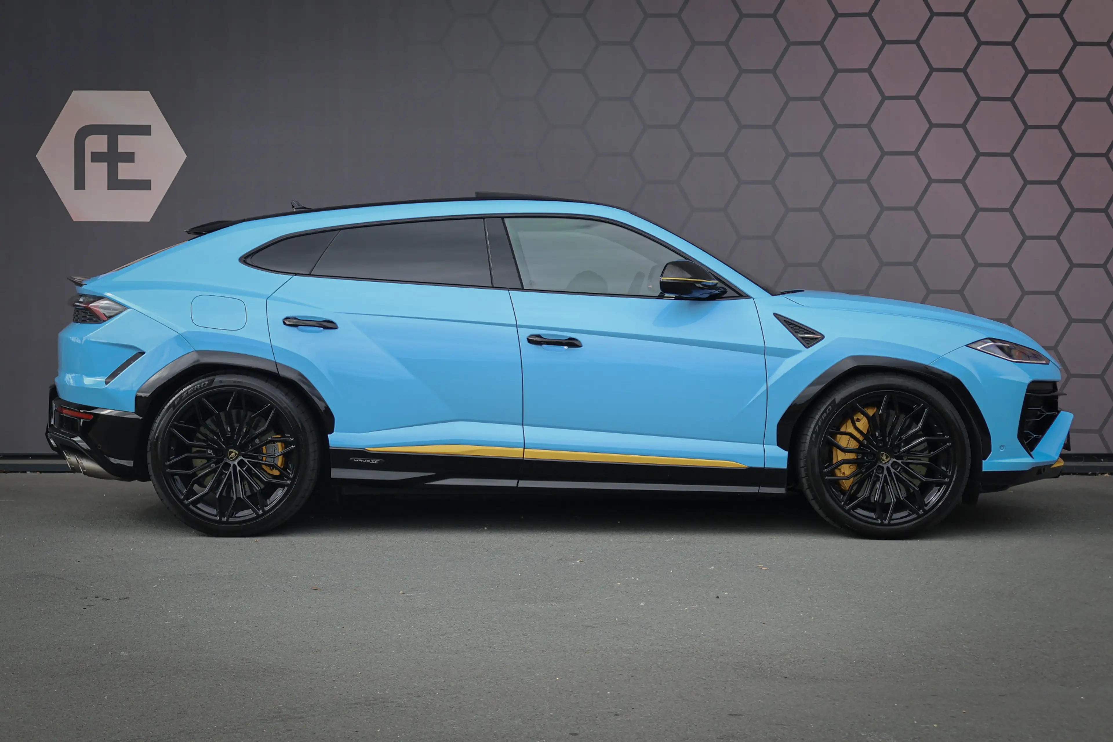Lamborghini Urus 4.0 V8 Hybrid SE | ADPATIVE | AKRAPOVIC | TREKHAAK — photo 19