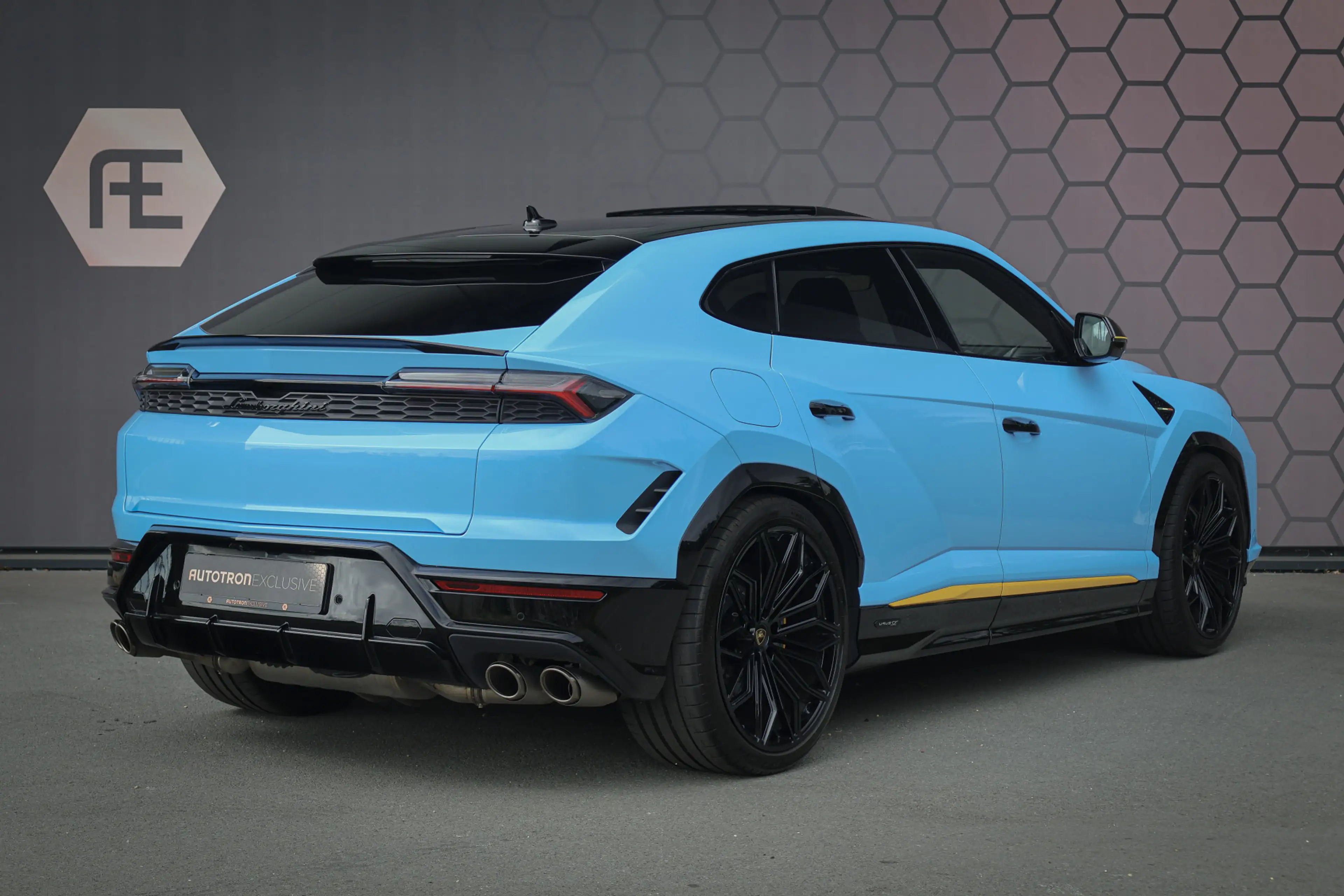 Lamborghini Urus 4.0 V8 Hybrid SE | ADPATIVE | AKRAPOVIC | TREKHAAK — photo 3