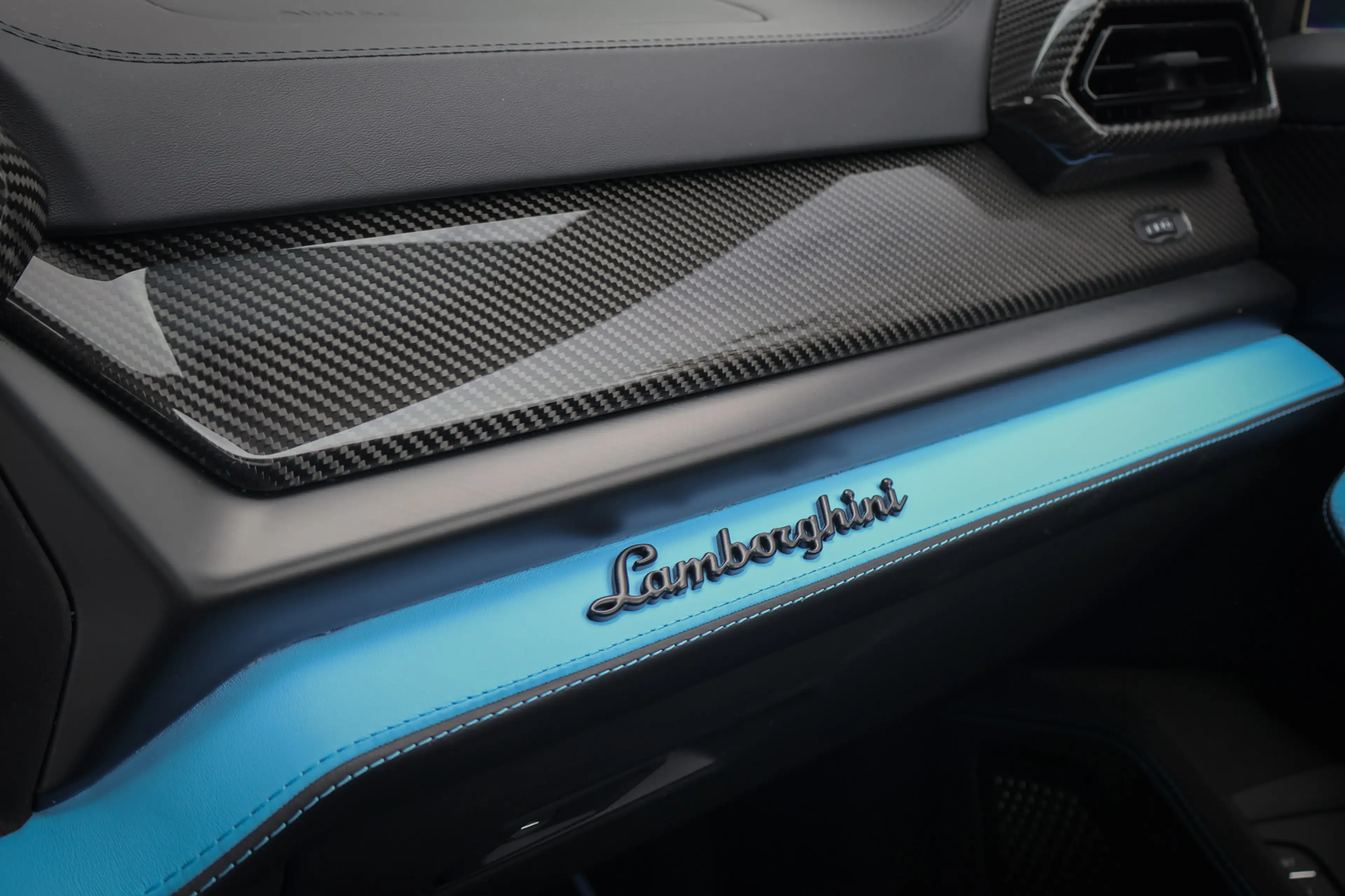 Lamborghini Urus 4.0 V8 Hybrid SE | ADPATIVE | AKRAPOVIC | TREKHAAK — photo 7