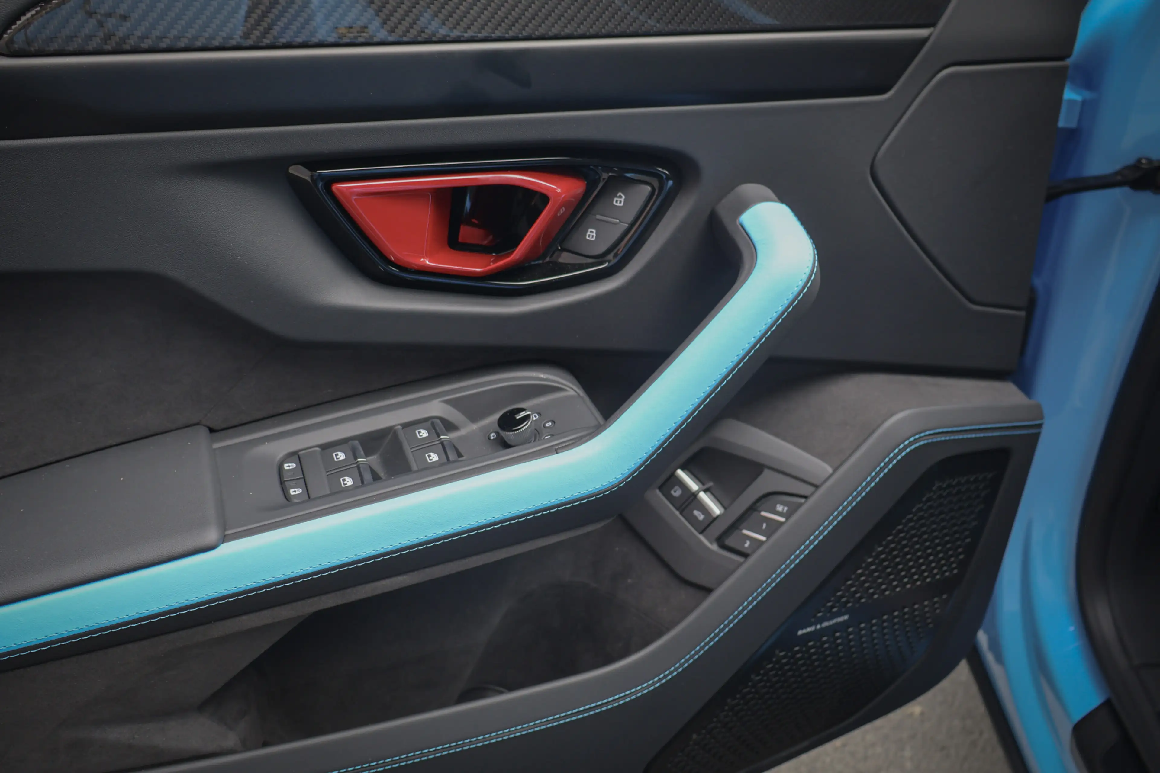 Lamborghini Urus 4.0 V8 Hybrid SE | ADPATIVE | AKRAPOVIC | TREKHAAK — photo 35