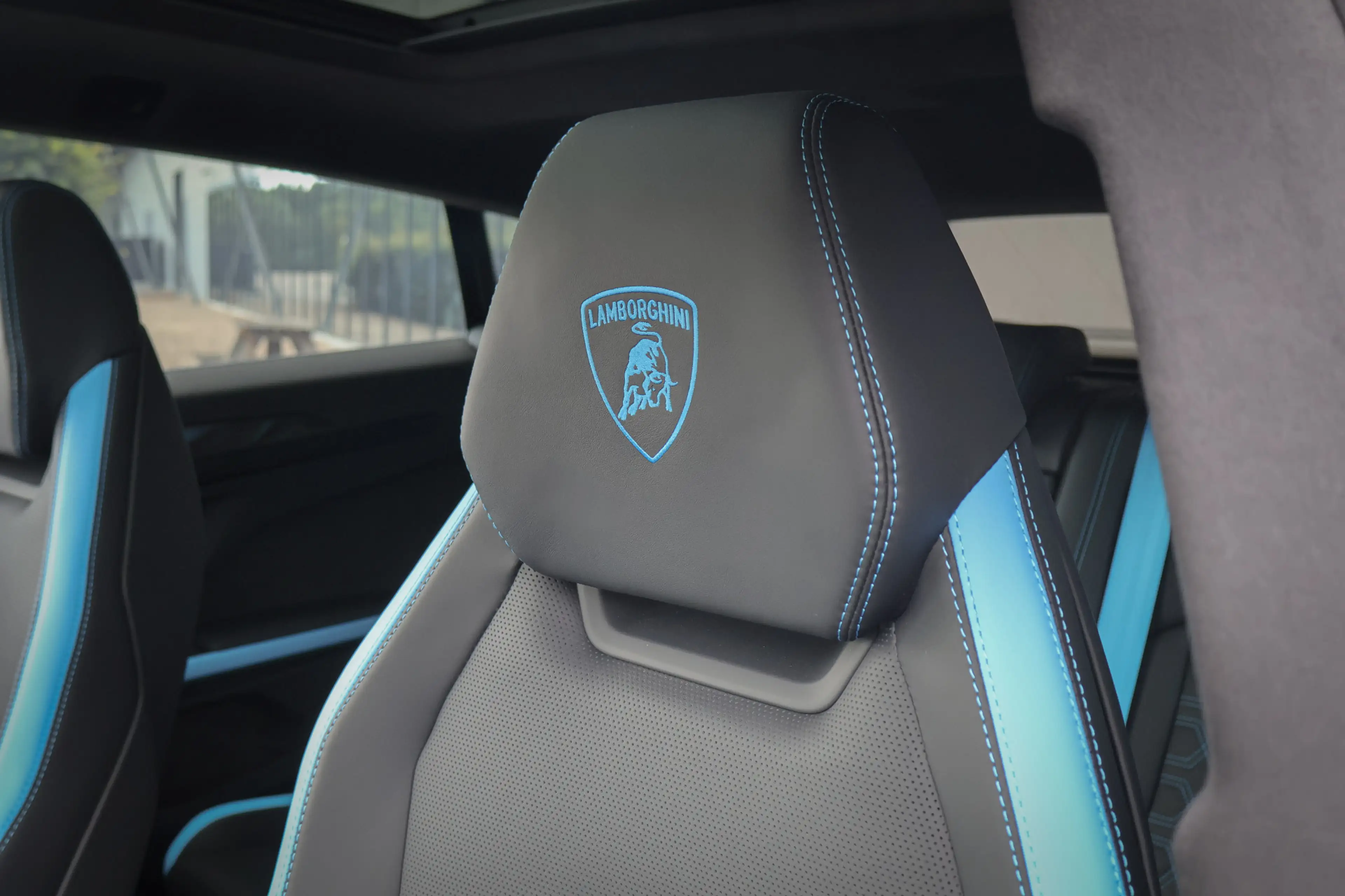 Lamborghini Urus 4.0 V8 Hybrid SE | ADPATIVE | AKRAPOVIC | TREKHAAK — photo 31