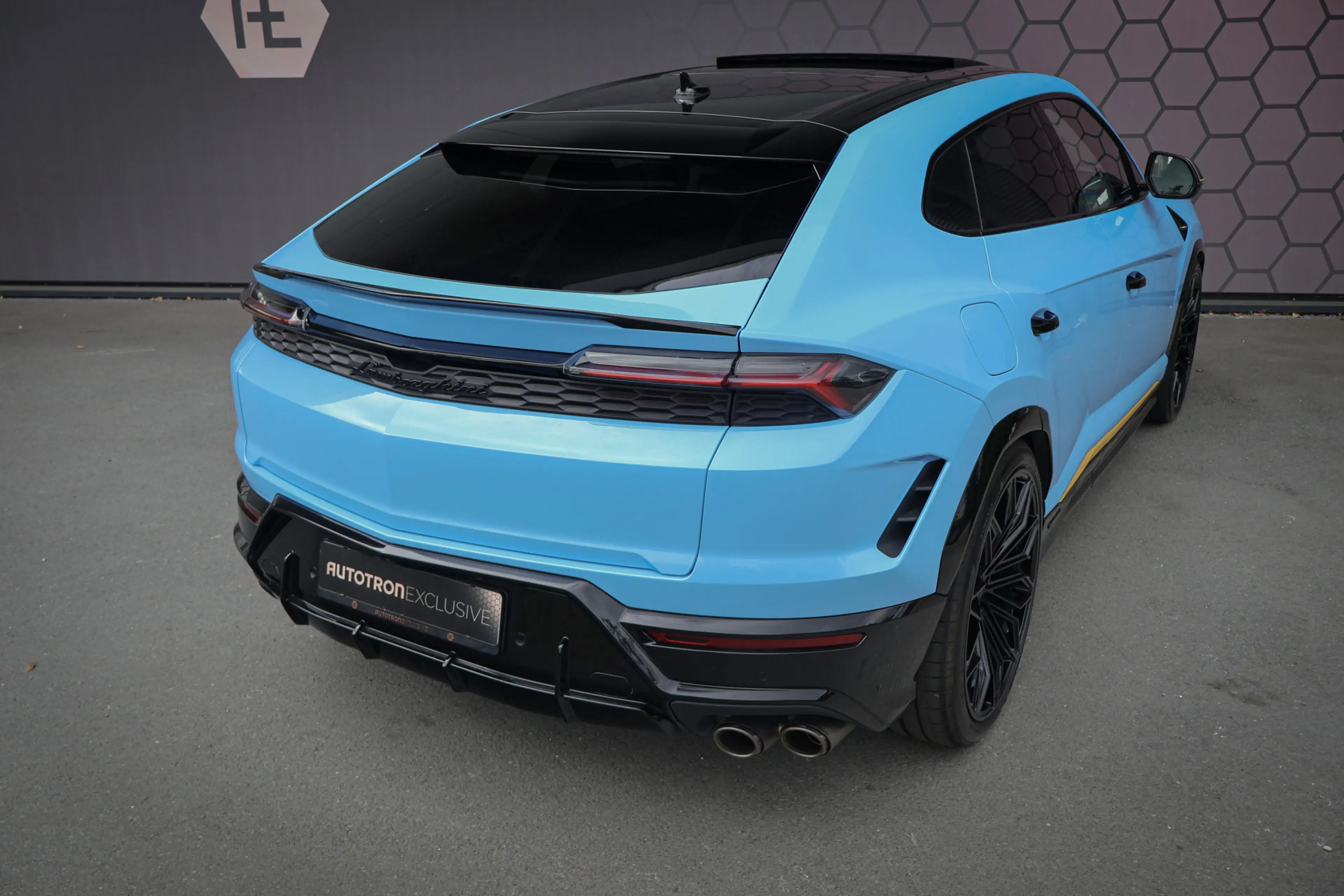 Lamborghini Urus 4.0 V8 Hybrid SE | ADPATIVE | AKRAPOVIC | TREKHAAK — photo 11