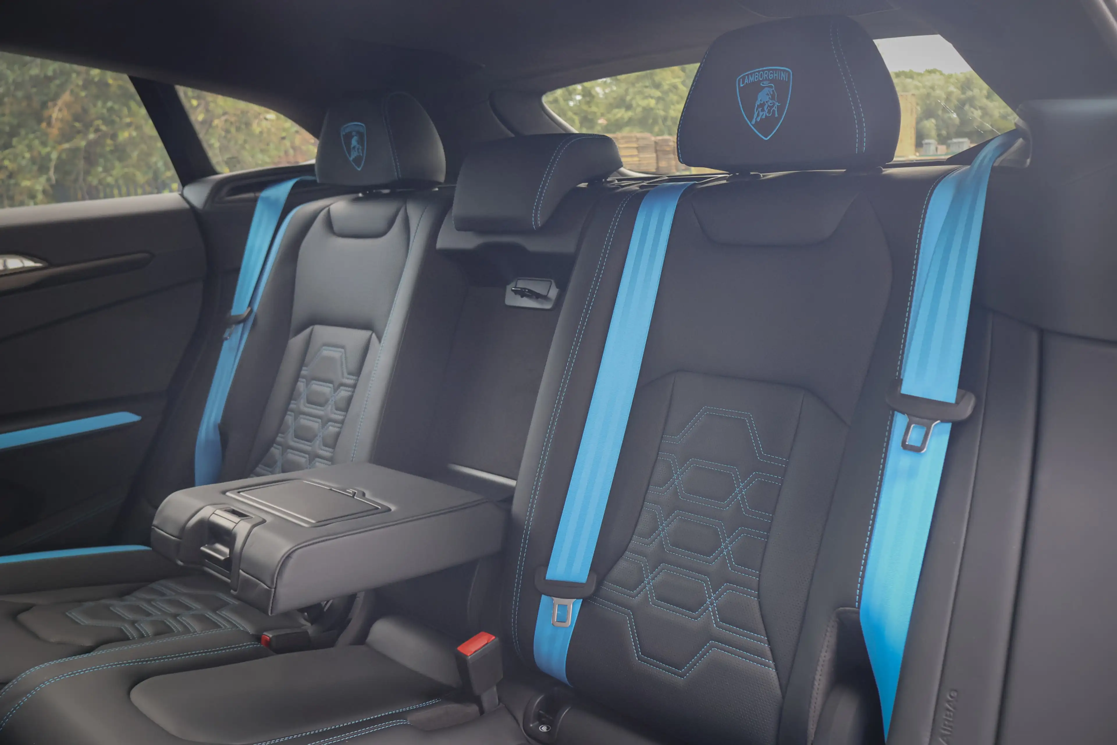 Lamborghini Urus 4.0 V8 Hybrid SE | ADPATIVE | AKRAPOVIC | TREKHAAK — photo 21